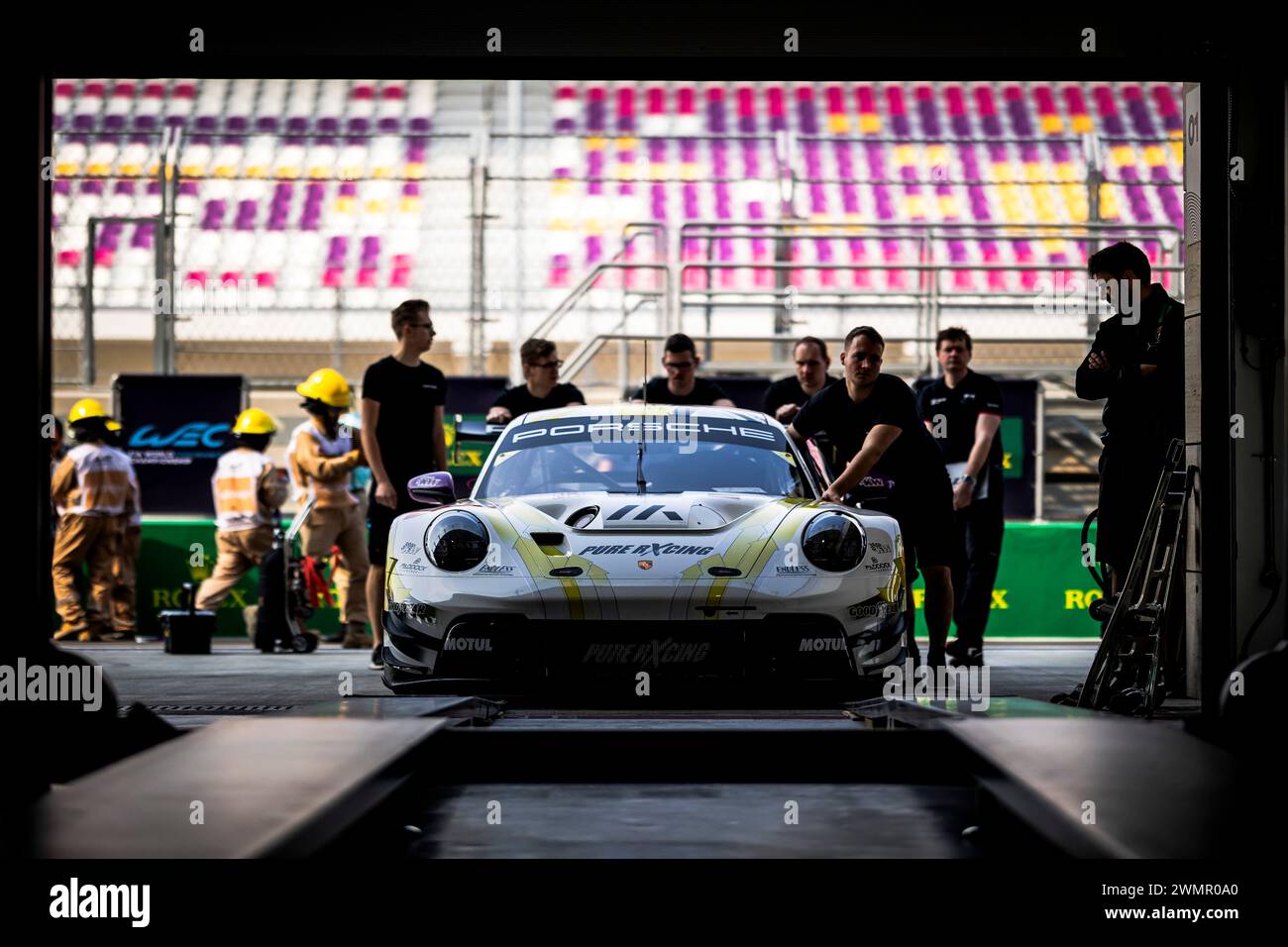 92 MALYKHIN Aliaksandr (kna), STURM Joel (ger), BACHLER Klaus (aut), Manthey Purerxcing, Porsche 911 GT3 R #91, atmosfera durante il prologo del Campionato Mondiale Endurance 2024, dal 24 al 26 febbraio 2024 sul circuito Internazionale Losail di Lusail, Qatar - foto Thomas Fenetre / DPPI Foto Stock