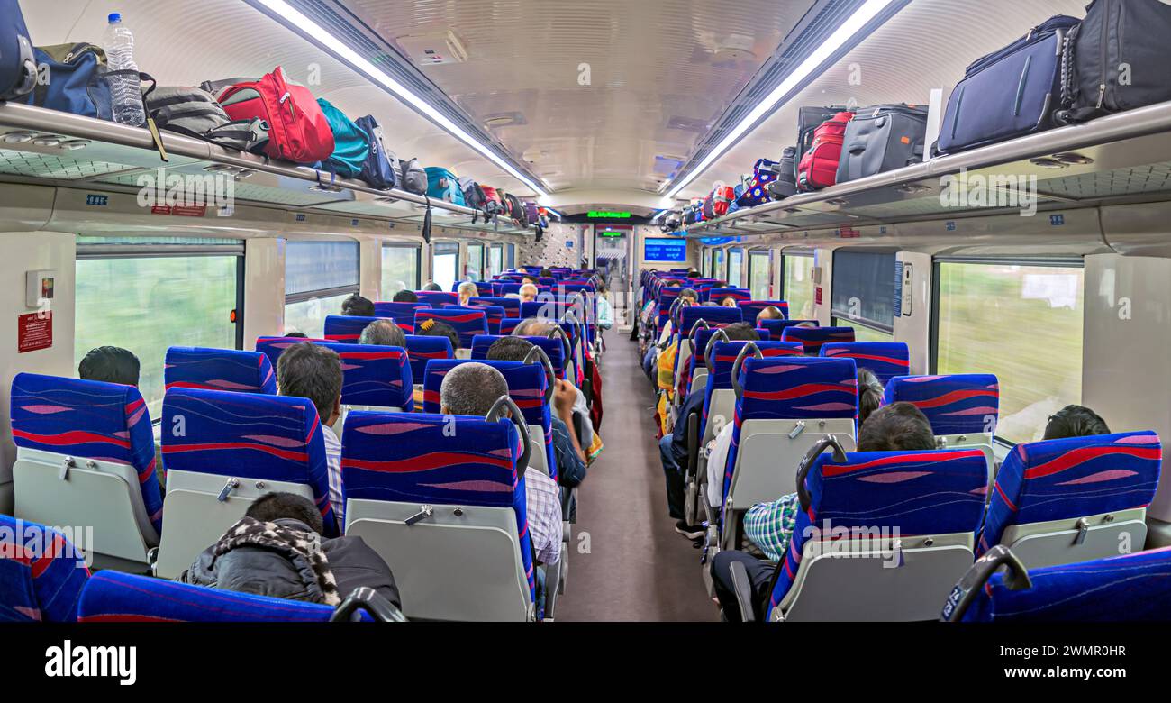 Interni della carrozza climatizzata Vande Bharat o del treno espresso Train 18. Foto Stock