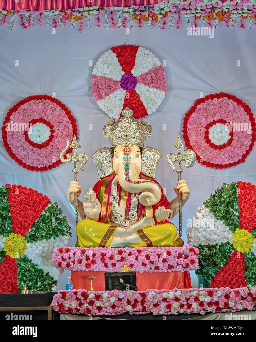 Primo piano ritratto vista di decorato e granato idolo di Dio indù Ganesha in Pune, Maharashtra, India. Foto Stock