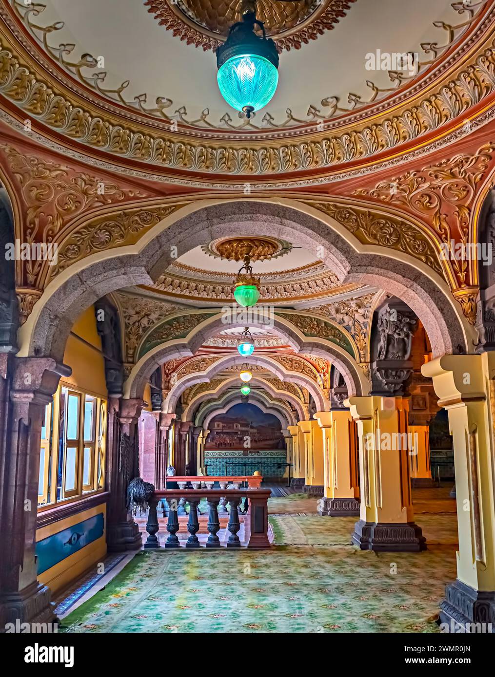 Splendidi e colorati interni del Palazzo Mysore, conosciuto anche come Palazzo Amba Vilas, a Karnataka, in India , che è un palazzo storico e un palazzo reale Foto Stock