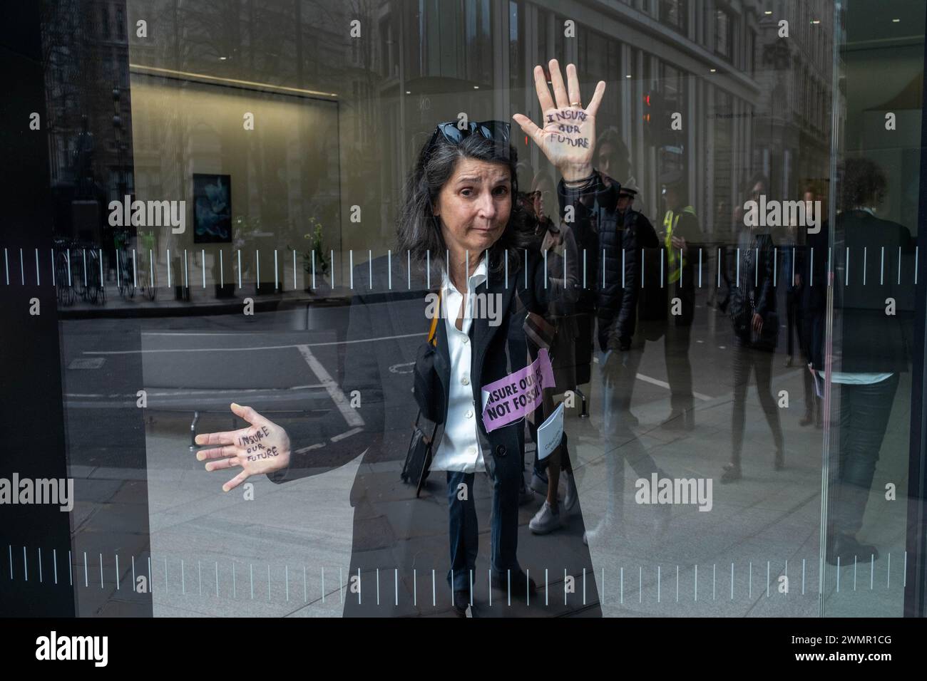 Londra, Regno Unito, 27 febbraio, 2024, assicurati il nostro futuro Rally & March. Extinction Rebellion protesta per le strade della City di Londra. I manifestanti si fermano e occupano gli uffici delle compagnie di assicurazione che ritengono responsabili di aiutare l'industria dei combustibili fossili. Credito: James Willoughby Foto Stock
