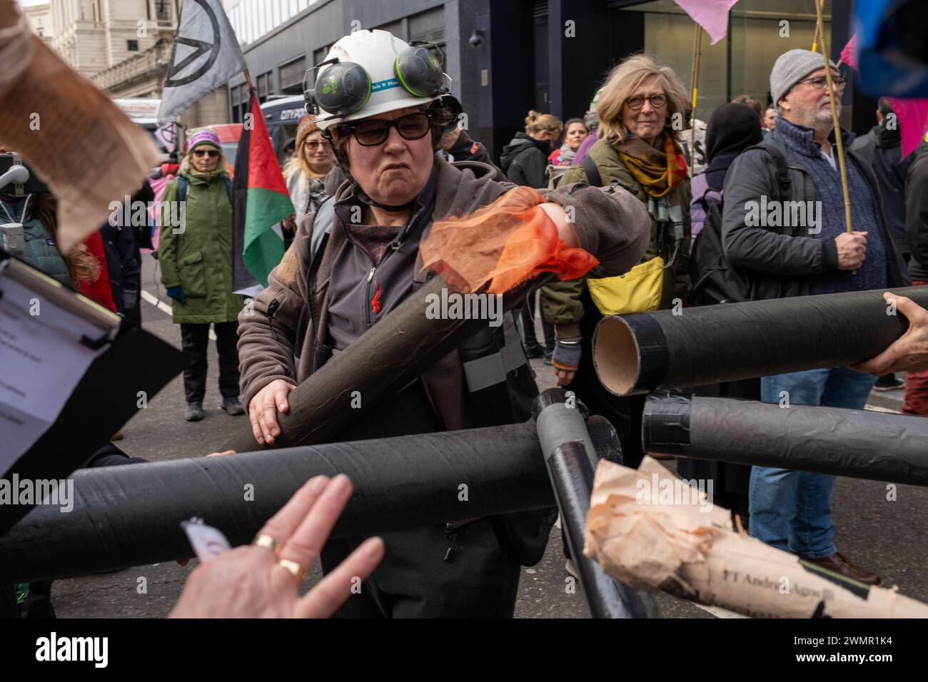 Londra, Regno Unito, 27 febbraio, 2024, assicurati il nostro futuro Rally & March. Extinction Rebellion protesta per le strade della City di Londra. I manifestanti si fermano e occupano gli uffici delle compagnie di assicurazione che ritengono responsabili di aiutare l'industria dei combustibili fossili. Credito: James Willoughby Foto Stock