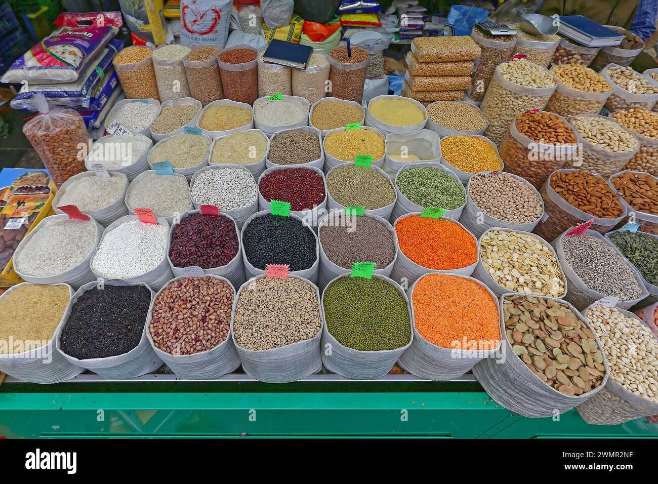 Roma, Italia - 30 giugno 2014: Legumes Beans Seeds Nuts in Bulk al New Farmers Market di Capital City. Foto Stock