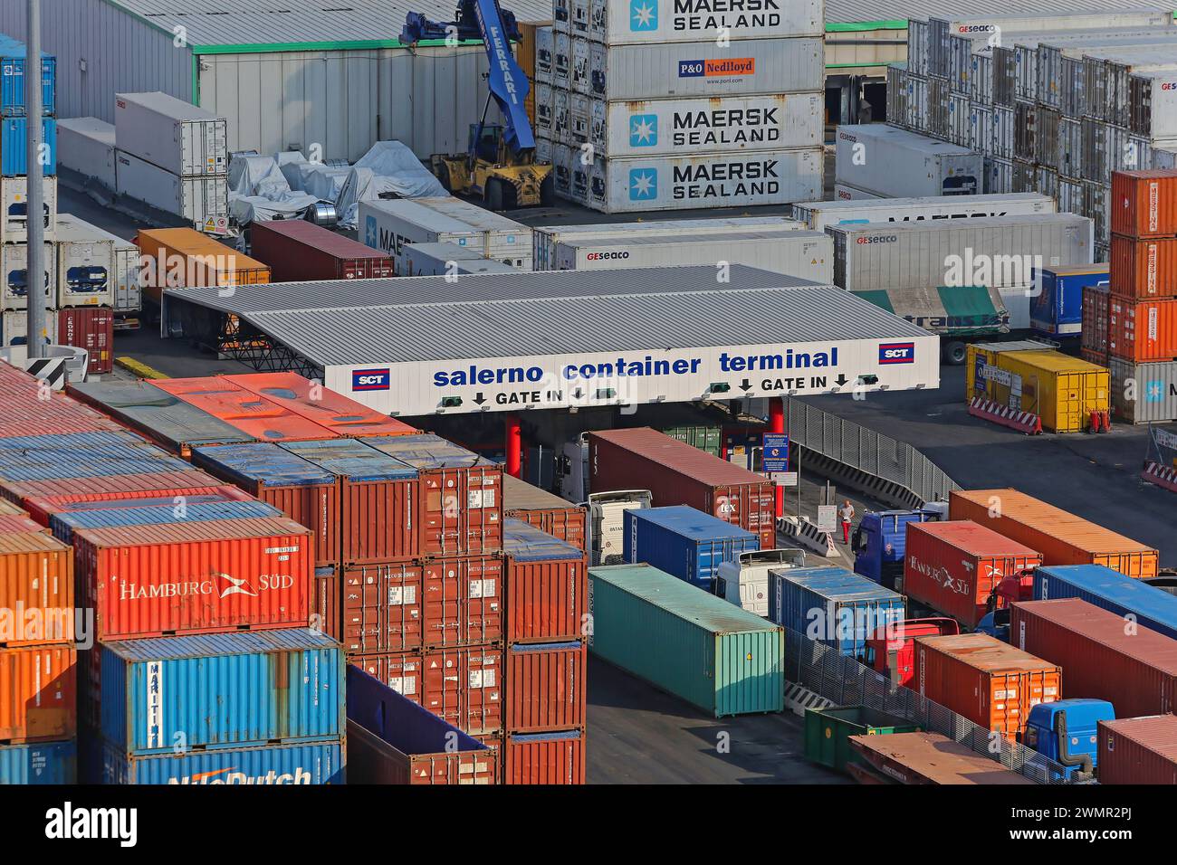 Salerno, Italia - 27 giugno 2014: Autocarri carichi con container di carico di fronte al gate di ingresso terminal porto. Foto Stock