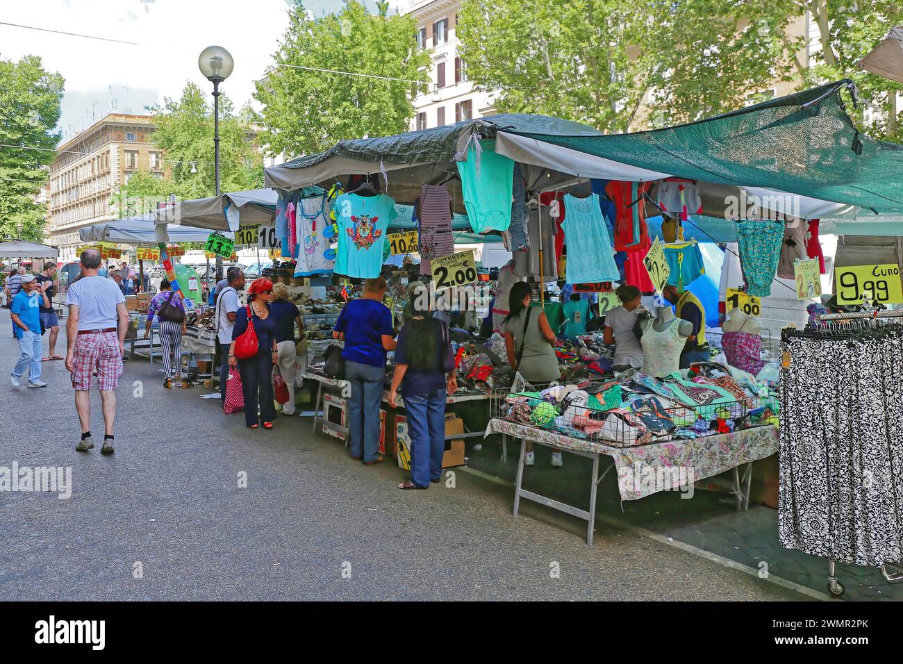 Roma, Italia - 30 giugno 2014: Bancarelle del mercato di strada con abbigliamento economico nella moda estiva di Capital City. Foto Stock