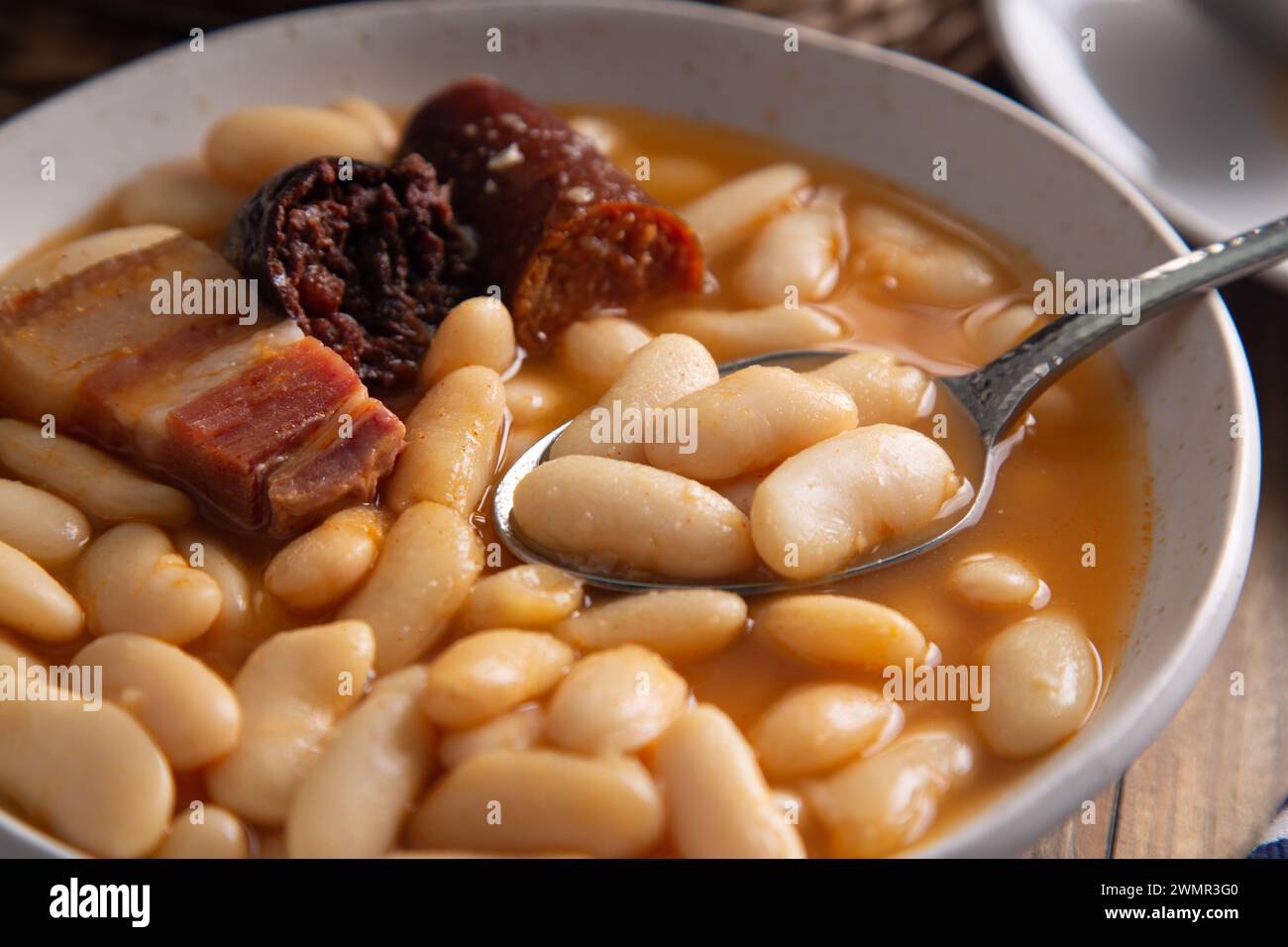 Favada spagnola tradizionale fatta in casa dalla regione delle Asturie, uno stufato di fagioli bianchi con chorizo, salsiccia di sangue e pancetta Foto Stock