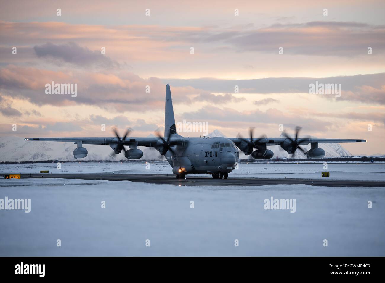 Gli aerei del corpo dei Marines degli Stati Uniti KC-130J Super Hercules arrivano in Norvegia per l'esercitazione Nordic Response 24 il 25 febbraio 2024. Foto di Duncan Stoner Foto Stock