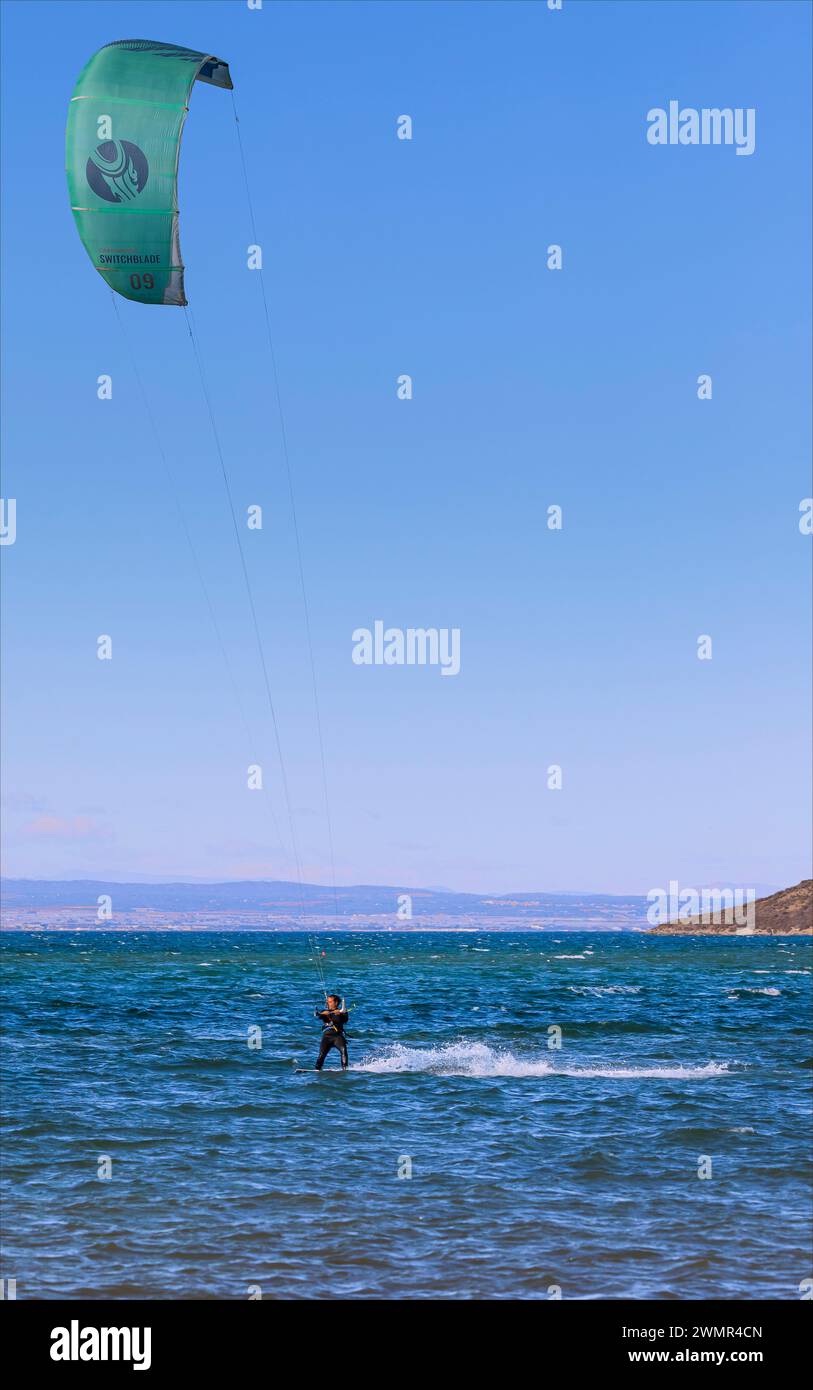 Mar Menor, la Manga, Murcia, Spagna - 1 gennaio 2024 - Kite surfer in una giornata ventosa sul Mar Menor muovendosi rapidamente sul surf Foto Stock