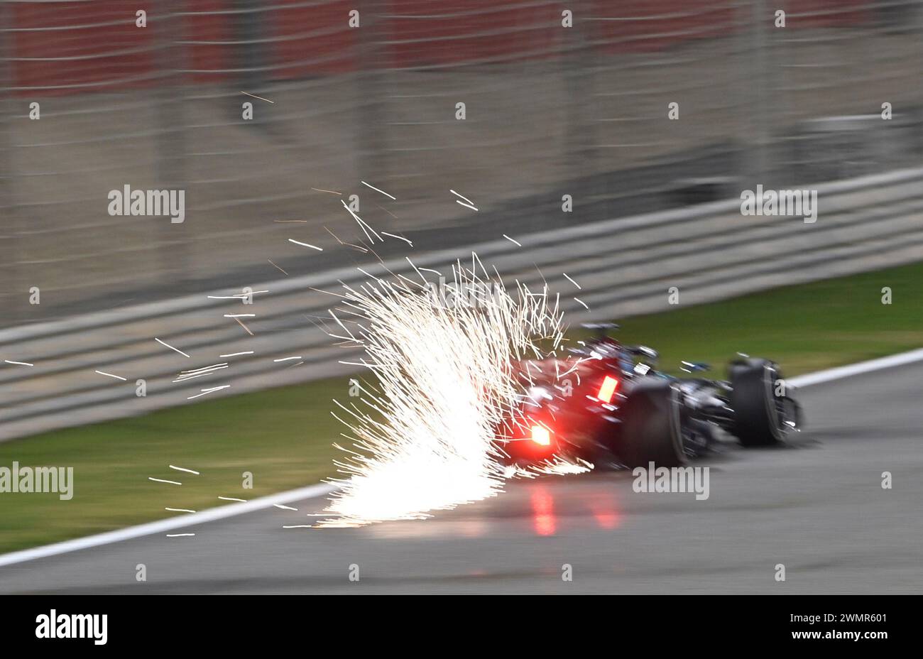 Sakhir, Bahrein. 22 febbraio 2024. BAHRAIN, Sakhir, 22 febbraio: Scintille dietro la vettura di F1 in pista durante il secondo giorno dei test di F1 al Bahrain International Circuit il 22 febbraio 2024 in Bahrain, test pre-stagione di Formula 1, foto e copyright Jerry ANDRE/ATP Images (ANDRE Jerry/ATP/SPP) credito: SPP Sport Press Photo. /Alamy Live News Foto Stock