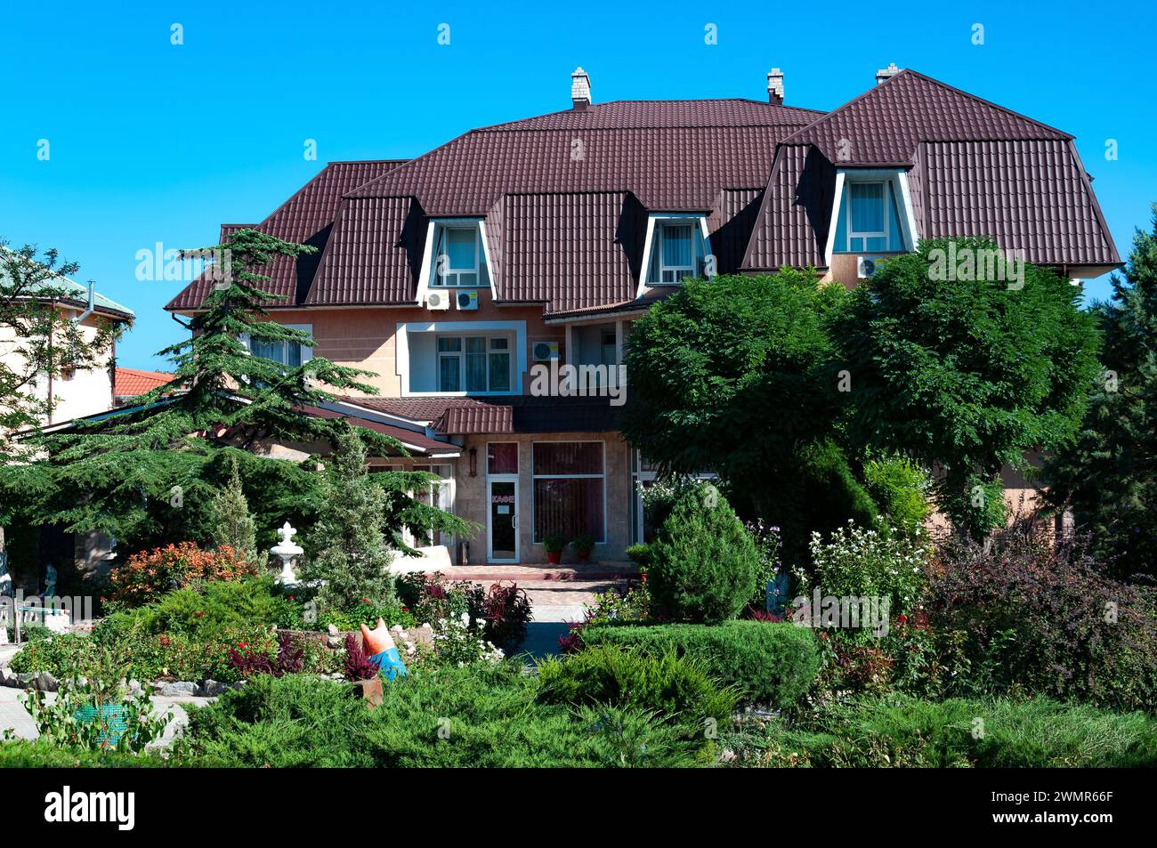 5 settembre 2021 Repubblica di Crimea Feodosia, Kiwi Guest House. Giorno di sole d'estate. Foto Stock