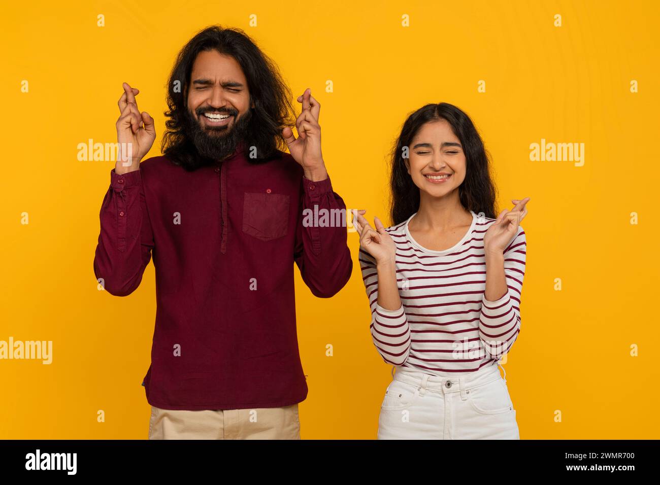 Superstizioso giovane indiano uomo e donna incrociano le dita Foto Stock