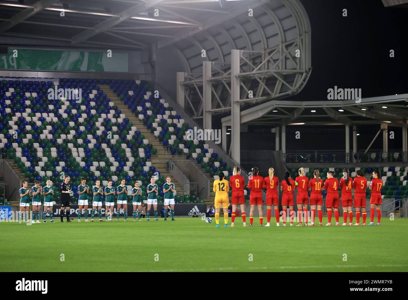 I giocatori dell'Irlanda del Nord e del Montenegro osservano un momento di silenzio davanti alla partita di 2a tappa della UEFA Women's Nations League Promotion/Relegation Play-off al Windsor Park di Belfast. Data foto: Martedì 27 febbraio 2024. Foto Stock