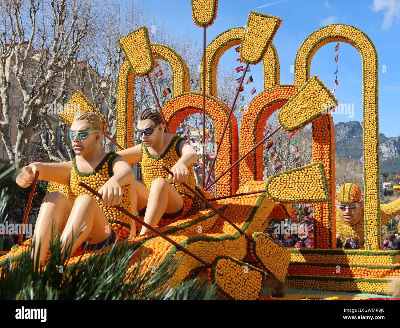 I canottieri sono alcuni degli sportivi olimpici presenti nelle gigantesche sculture di agrumi nei giardini di Bioves al Festival del limone di Mentone del 2024, in Costa Azzurra. Foto Stock