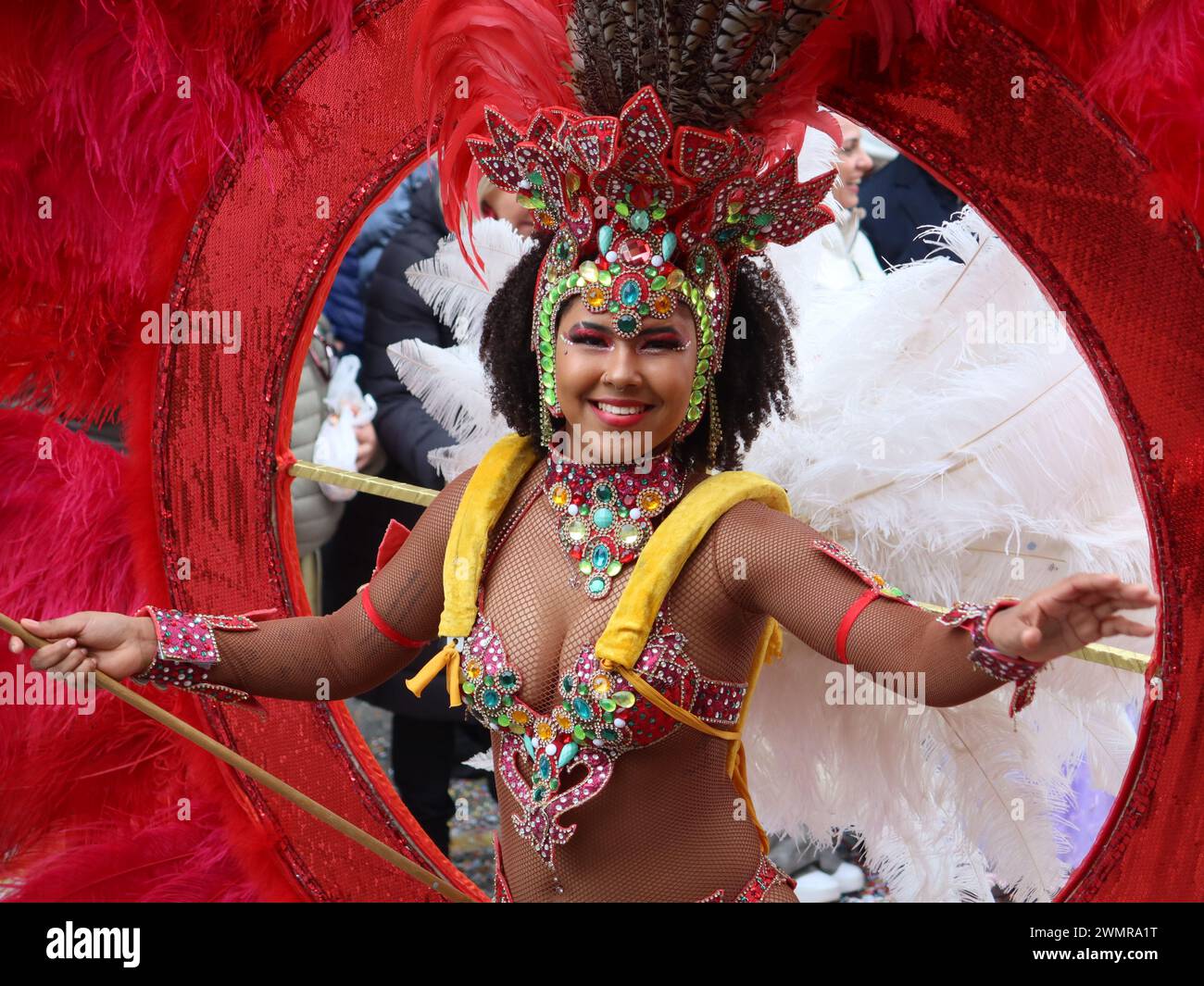 Un elaborato copricapo di piume su una ballerina nella sfilata di domenica pomeriggio al Menton Lemon Festival del 2024, un momento culminante invernale della Costa Azzurra. Foto Stock