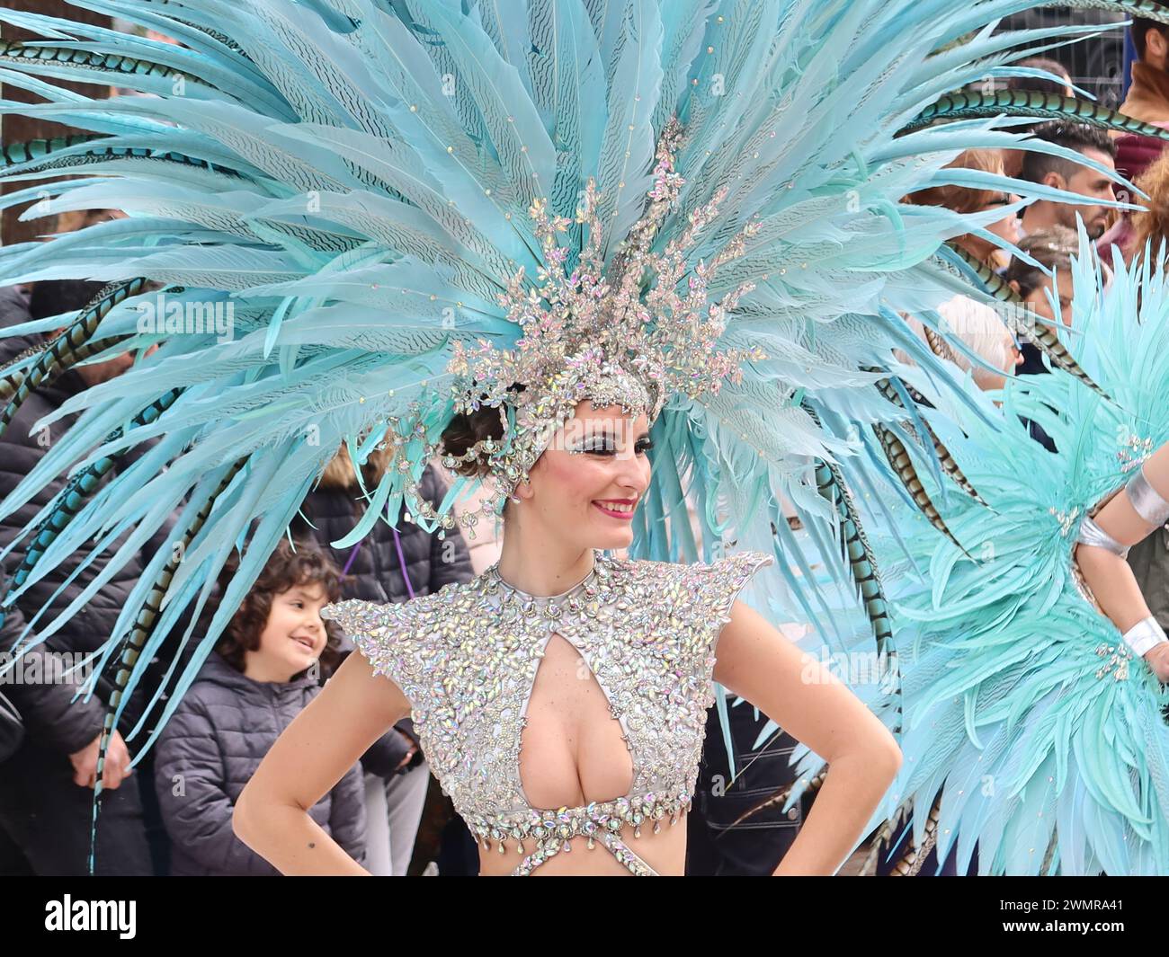 Un elaborato copricapo di piume su una ballerina nella sfilata di domenica pomeriggio al Menton Lemon Festival del 2024, un momento culminante invernale della Costa Azzurra. Foto Stock