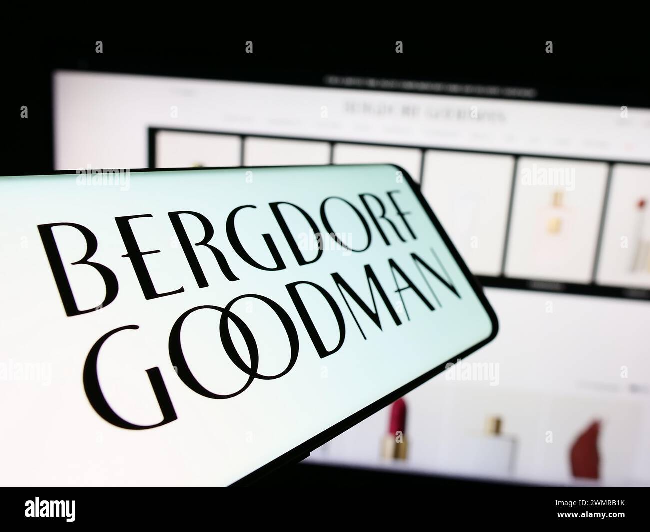 Telefono cellulare con logo della società statunitense di grandi magazzini di lusso Bergdorf Goodman Inc. Davanti al sito Web. Mettere a fuoco la parte centrale sinistra del display del telefono. Foto Stock