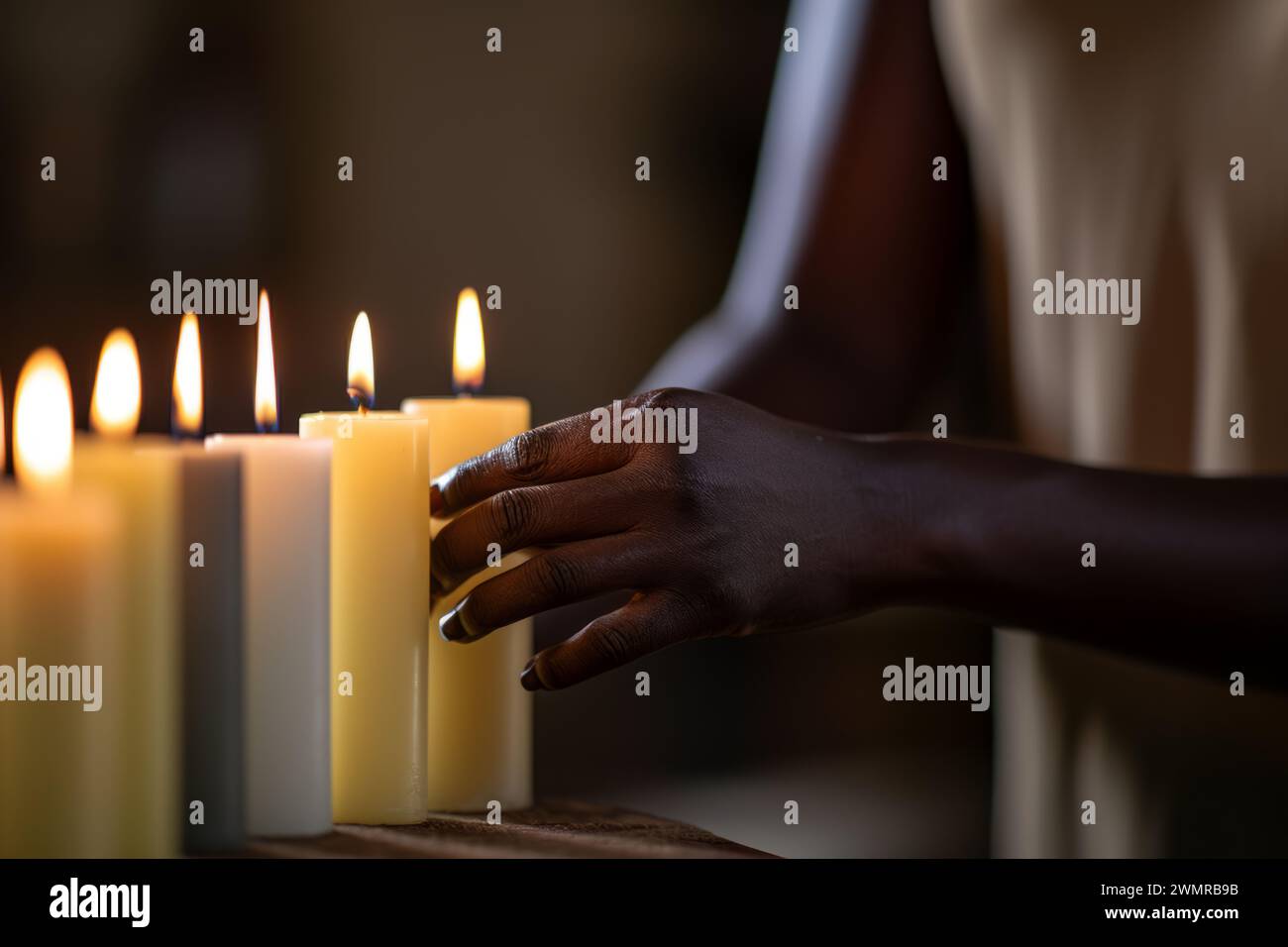 Primo piano non riconoscibile donna afroamericana sconosciuta donna ragazza femminile mani che toccano fila di luci molte alte candele di cera comodino o tavolo da massaggio Foto Stock