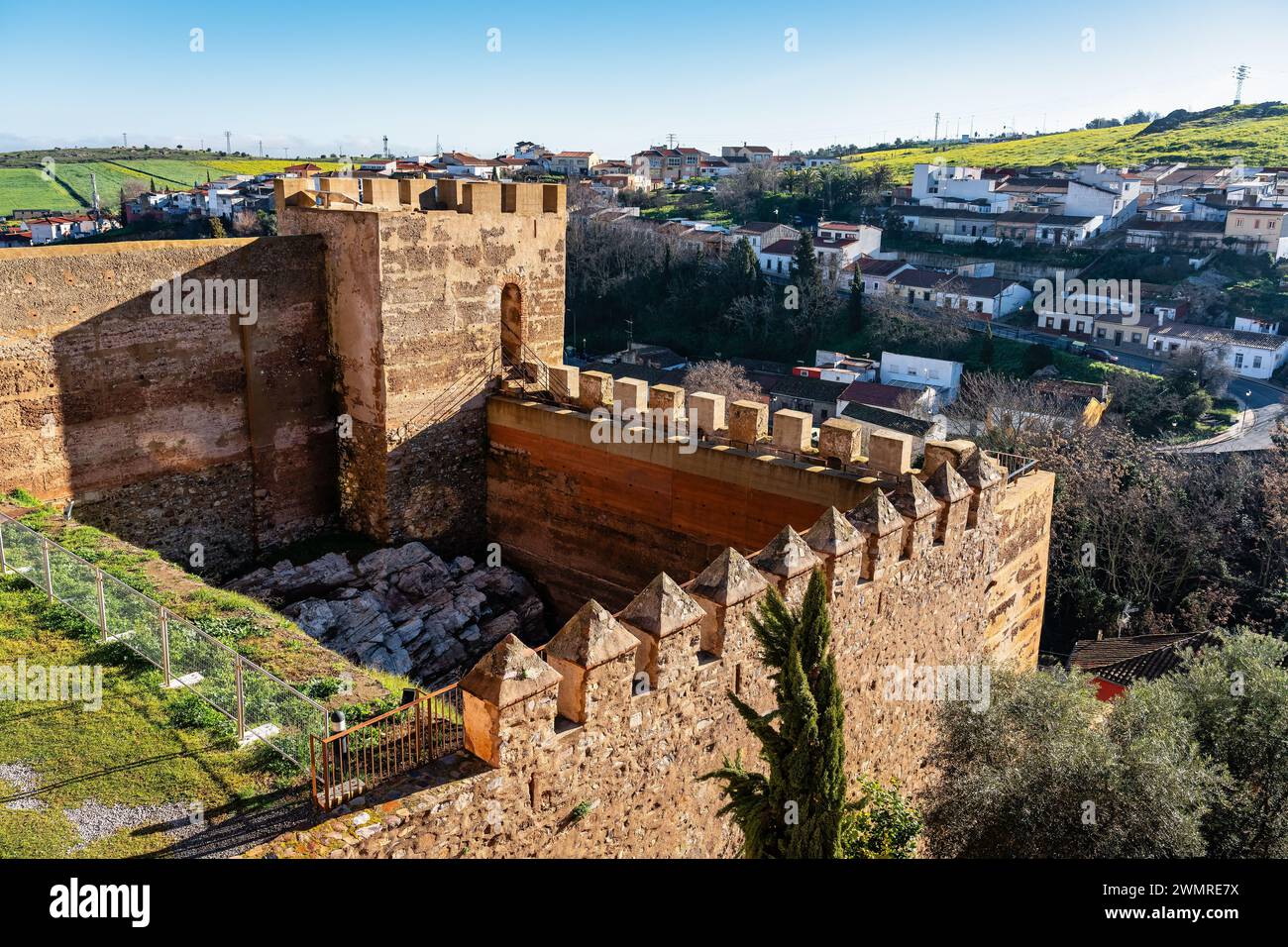 Vista delle mura e delle montagne che circondano la monumentale città di Caceres, Estremadura. Foto Stock
