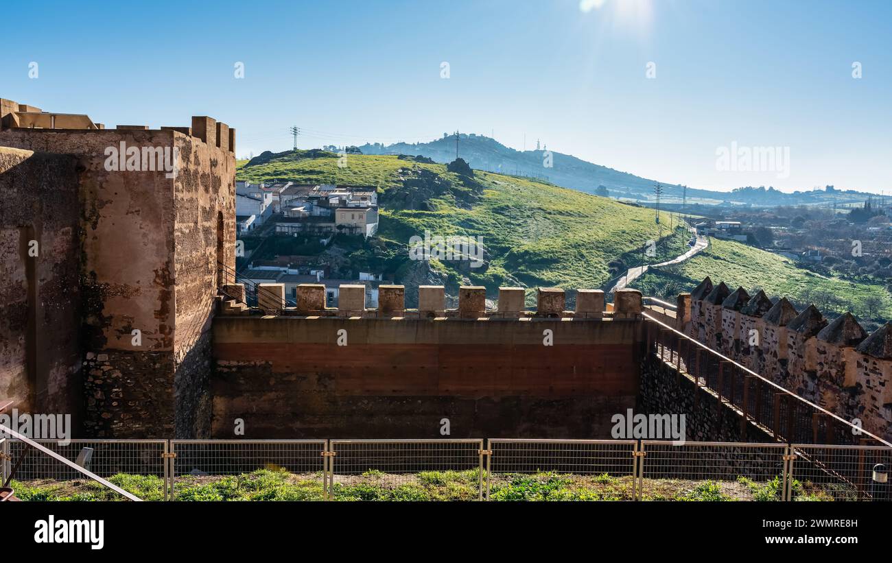 Vista delle mura e delle montagne che circondano la monumentale città di Caceres, Estremadura Foto Stock