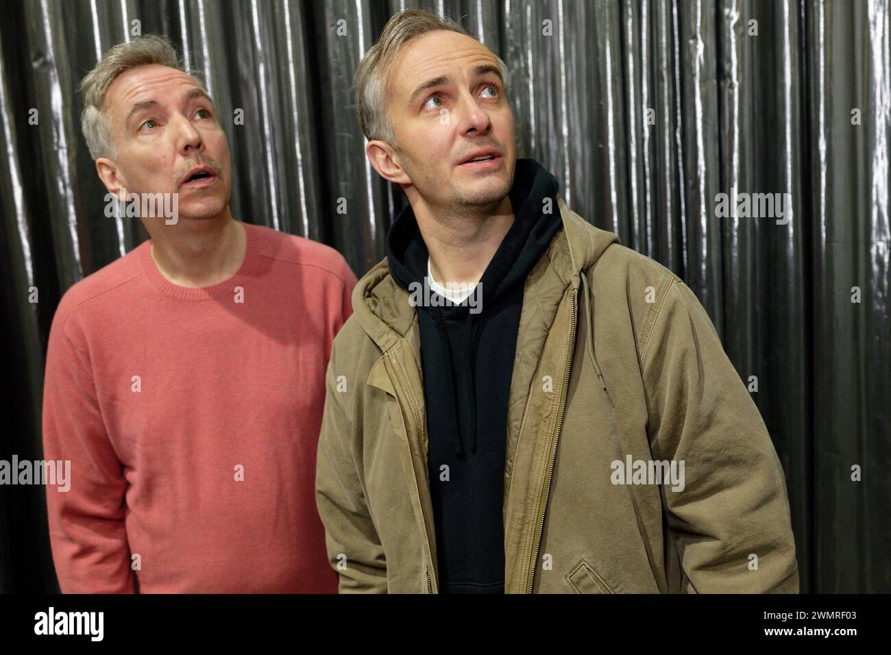 Duesseldorf, Germania. 27 febbraio 2024. Olli Schulz (l) e Jan Böhmermann sono di fronte ad un concerto di Olli Schulz nella sala eventi "e-Werk". I due hanno ricevuto un premio dal servizio di streaming musicale Spotify per il loro podcast "Fest und Flauschig" per oltre 500 milioni di stream. Credito: Henning Kaiser/dpa/Alamy Live News Foto Stock