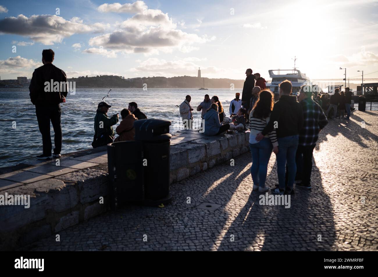 Persone che apprezzano Ribeira das Naus, il lungofiume e la spiaggia urbana di Lisbona, Portogallo Foto Stock