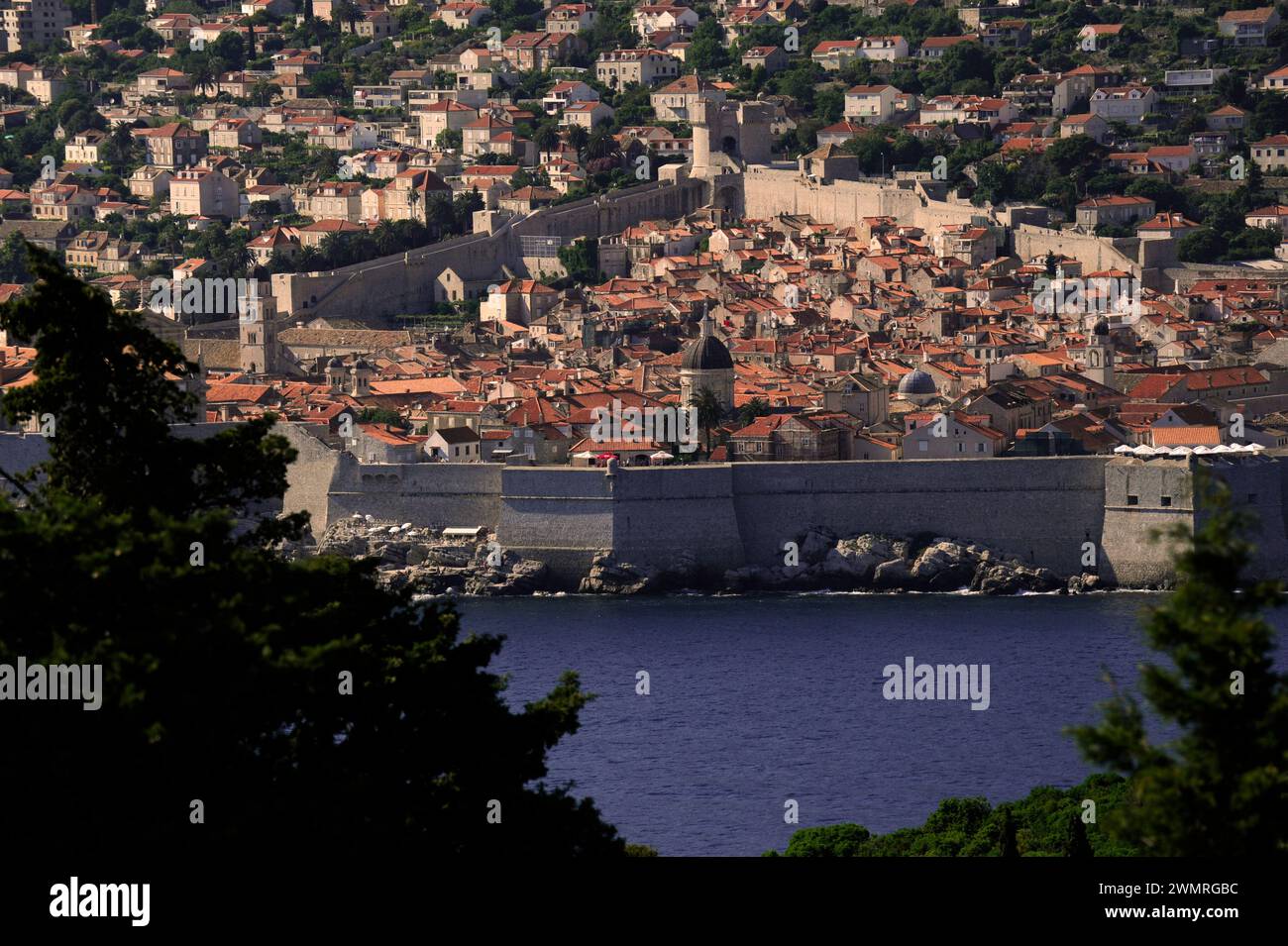 Vista delle mura di Dubrovnik e della città vecchia dall'isola di Lokrum, Croazia Foto Stock
