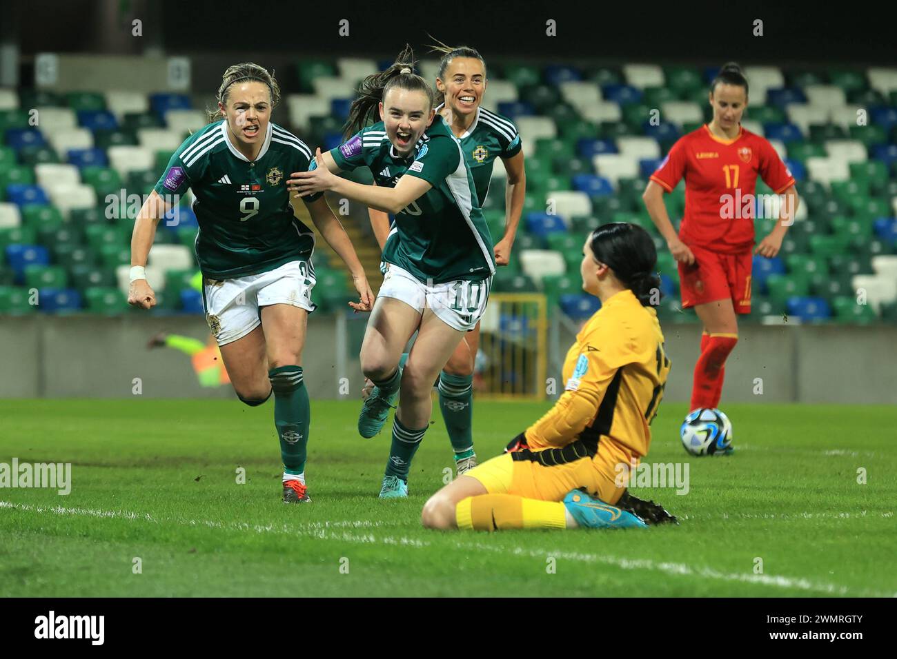 Simone Magill dell'Irlanda del Nord festeggia dopo aver segnato durante la partita di promozione/retrocessione della UEFA Women's Nations League al Windsor Park di Belfast. Data foto: Martedì 27 febbraio 2024. Foto Stock
