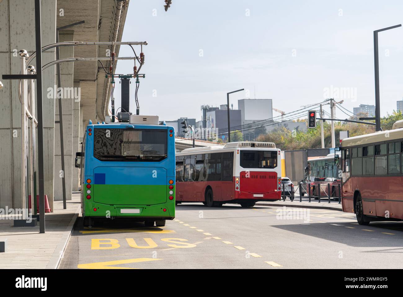 Il bus elettrico a una fermata viene caricato dal pantografo. Mobilità pulita. Foto Stock