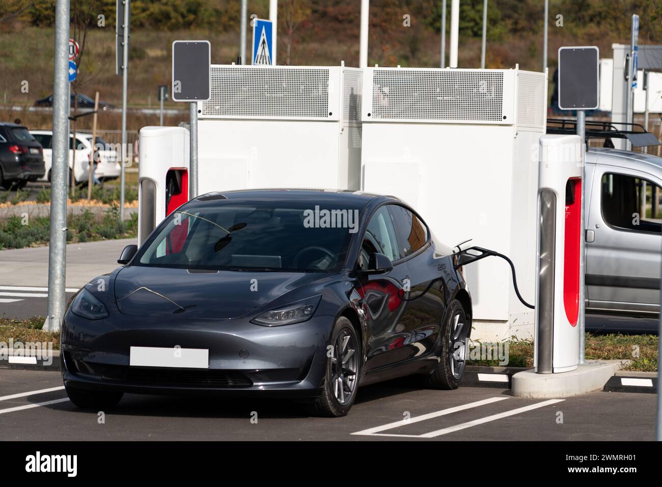 Auto elettrica con stazione di ricarica Foto Stock