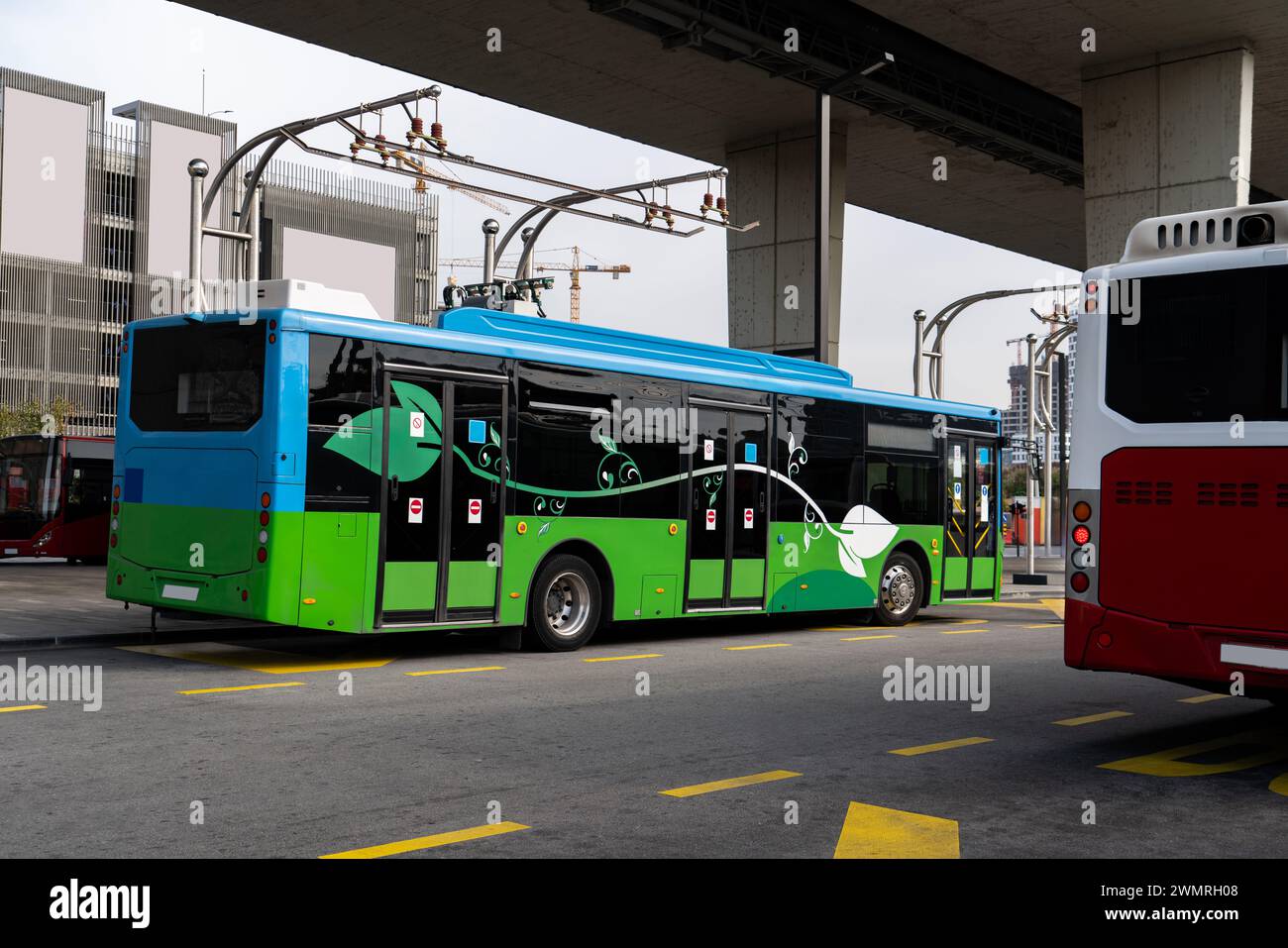 Il bus elettrico a una fermata viene caricato dal pantografo. Mobilità pulita. Foto Stock