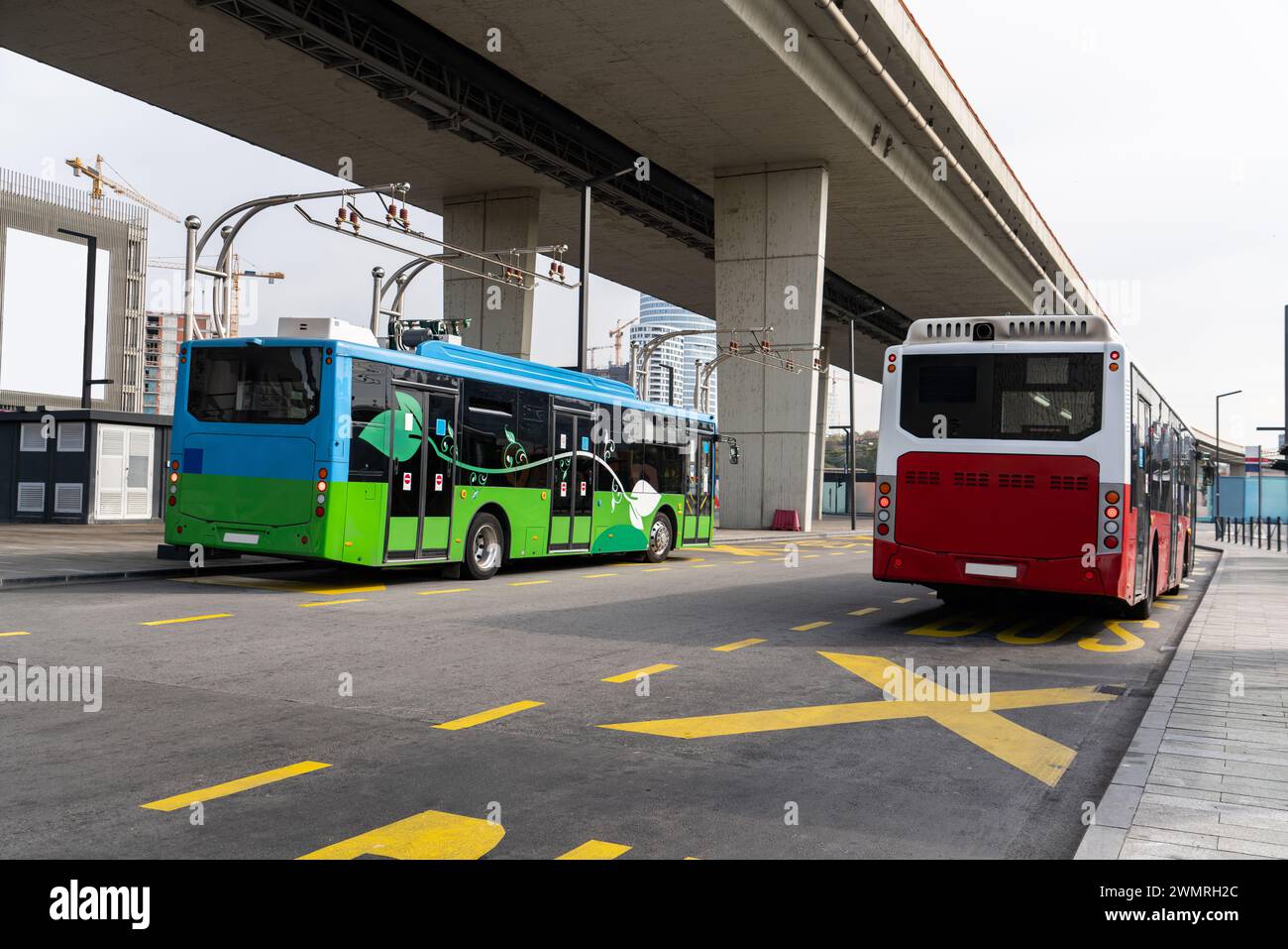 Il bus elettrico a una fermata viene caricato dal pantografo. Mobilità pulita. Foto Stock