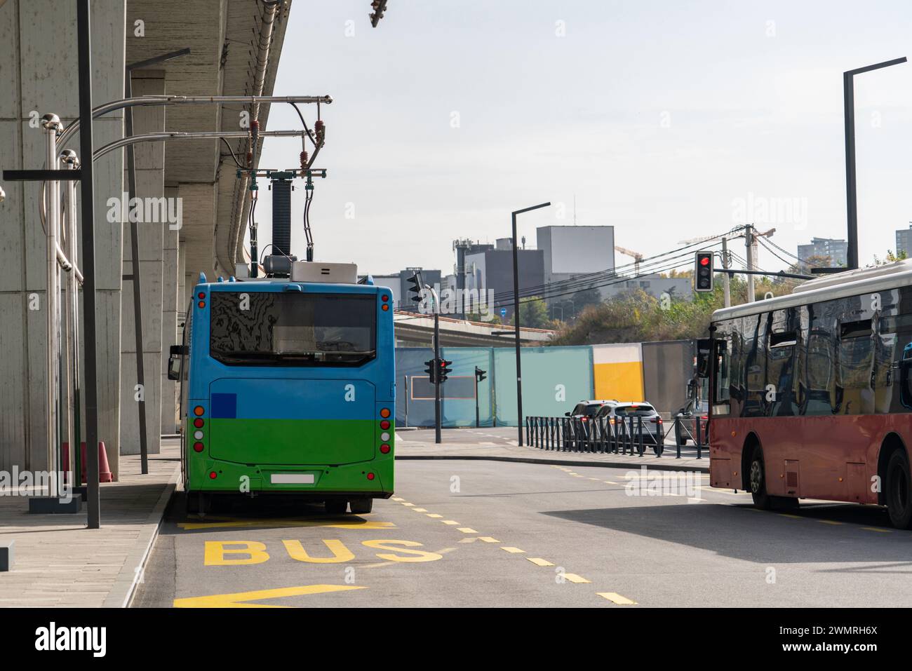 Il bus elettrico a una fermata viene caricato dal pantografo. Mobilità pulita. Foto Stock