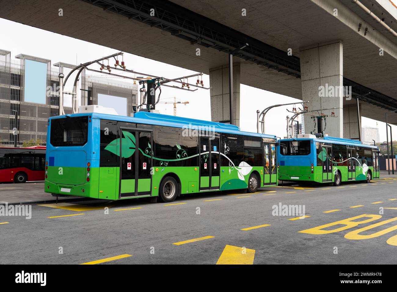 Il bus elettrico a una fermata viene caricato dal pantografo. Mobilità pulita. Foto Stock