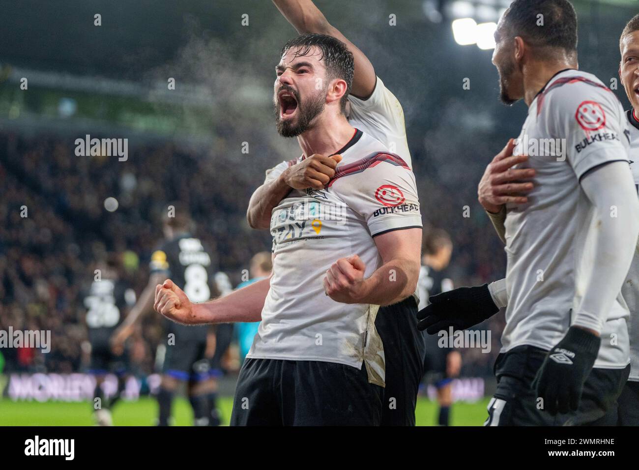 Il difensore della contea di Derby Eiran Cashin (6) segna un GOL di 1-0 e festeggia durante la partita di Derby County FC contro Charlton Athletic FC Sky bet EFL League One al Pride Park Stadium, Derby, Inghilterra, Regno Unito il 27 febbraio 2024 Credit: Every Second Media/Alamy Live News Foto Stock