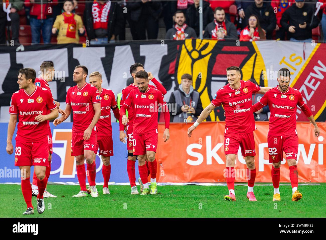 Pawel Zielinski, Luis Silva, Fran Alvarez, Jordi Sanchez, Fabio Nunes (da L a R) di Widzew festeggiano un gol durante la partita polacca di PKO Ekstraklasa League tra Widzew Lodz e Gornik Zabrze allo Stadio Municipale di Widzew Lodz. Punteggio finale; Widzew Lodz vs Gornik Zabrze 3:1. Foto Stock