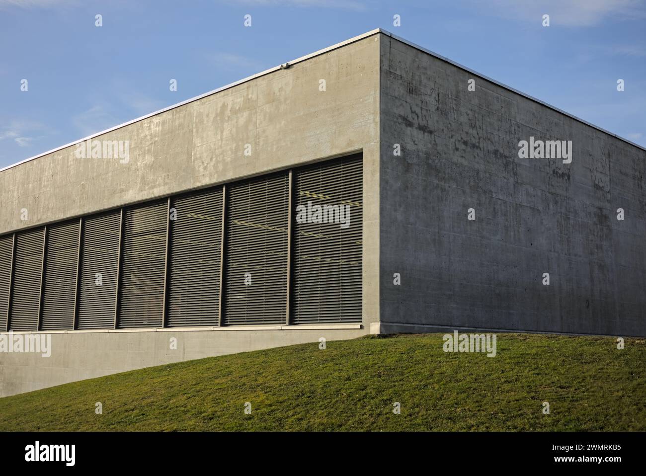 Palestra con sole sereno. Edificio in cemento dai colori armonici. Foto Stock