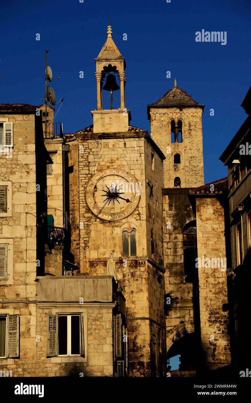 Torre dell'Orologio di Pjaca presso il Palazzo di Diocleziano nella città vecchia di Spalato, Croazia Foto Stock