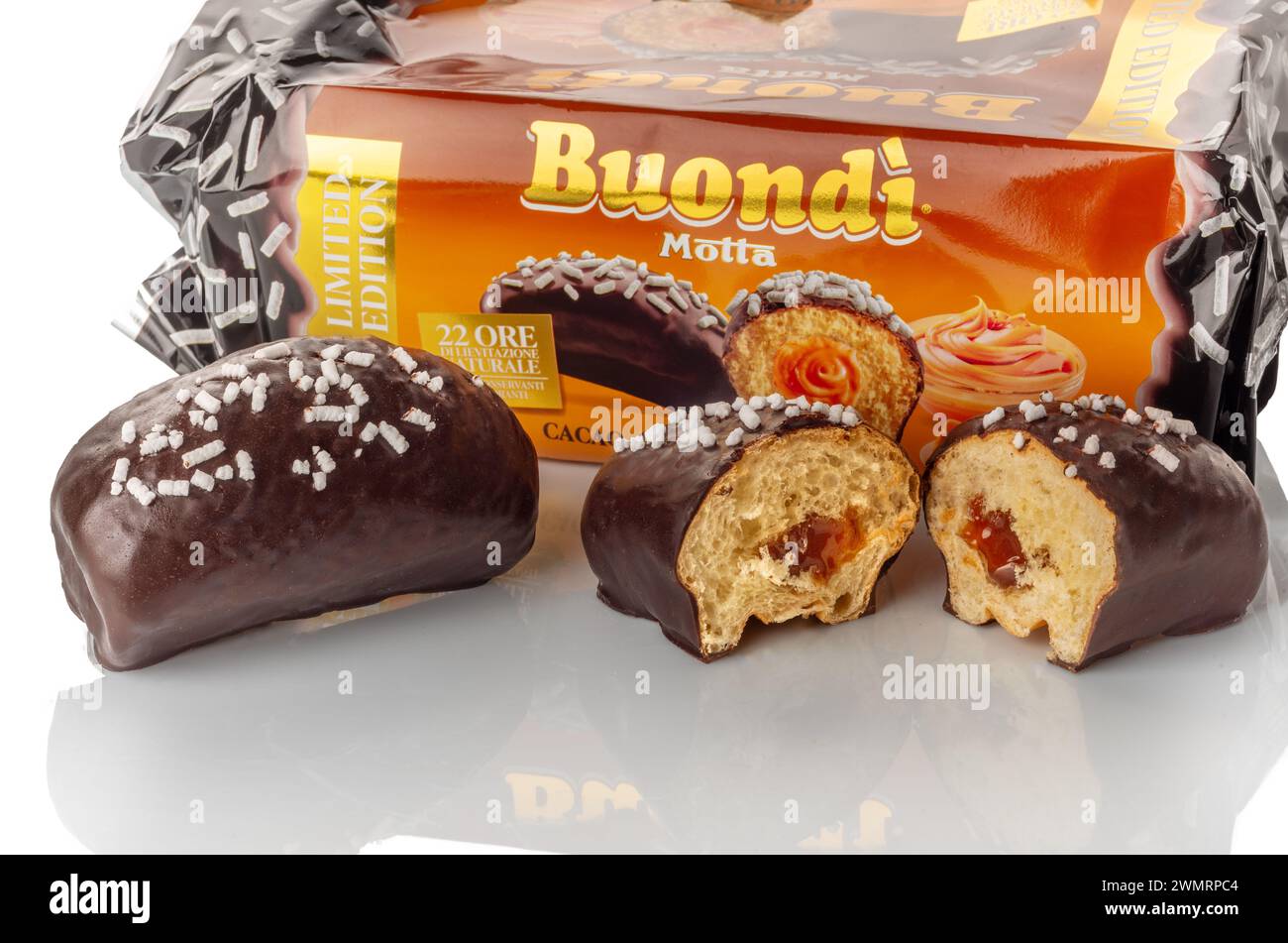 Italia - 27 febbraio 2024: Buondì Motta pan di Spagna ripieno di crema al caramello e ricoperto di cioccolato e scaglie di zucchero. Motta è un marchio della Bau Foto Stock