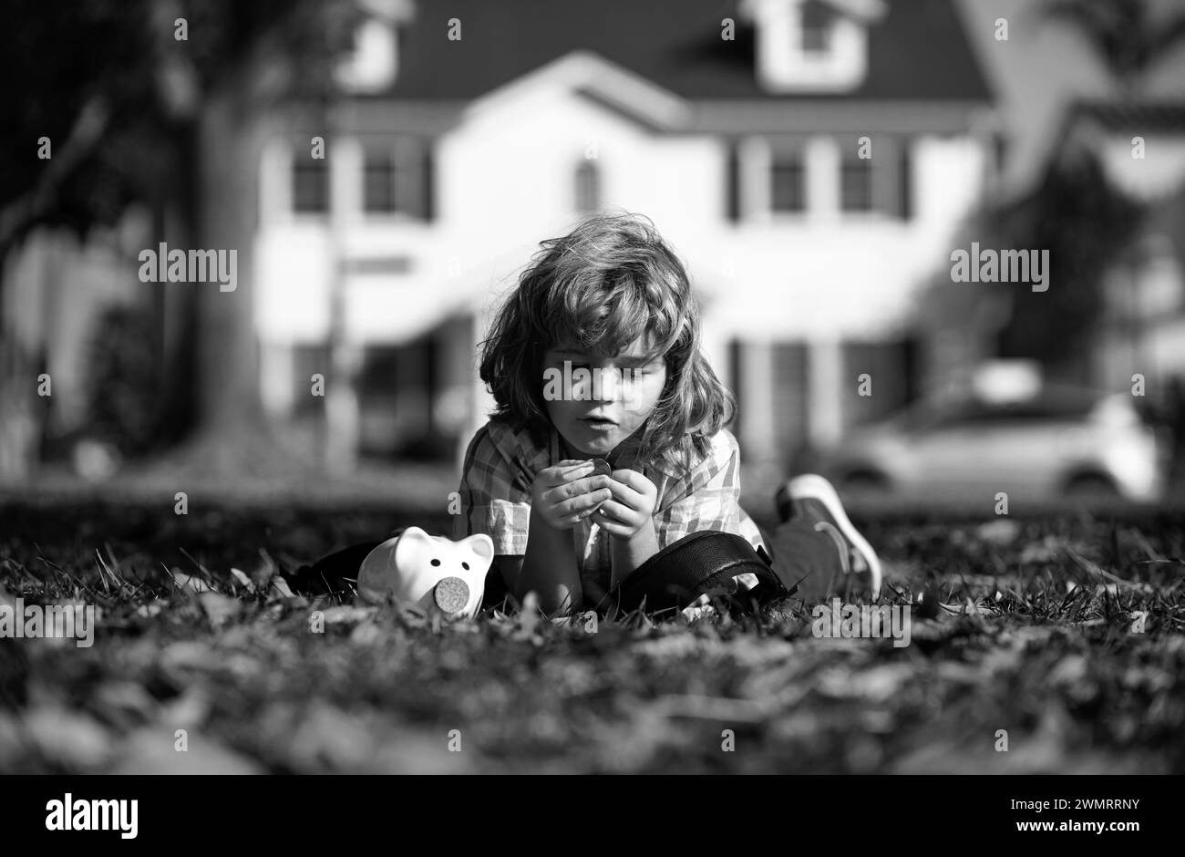 Banca. Investimenti capretto. Piggybank. Risparmio di denaro. Bambino ragazzo con moneta. Servizi bancari. Finanza. Foto Stock