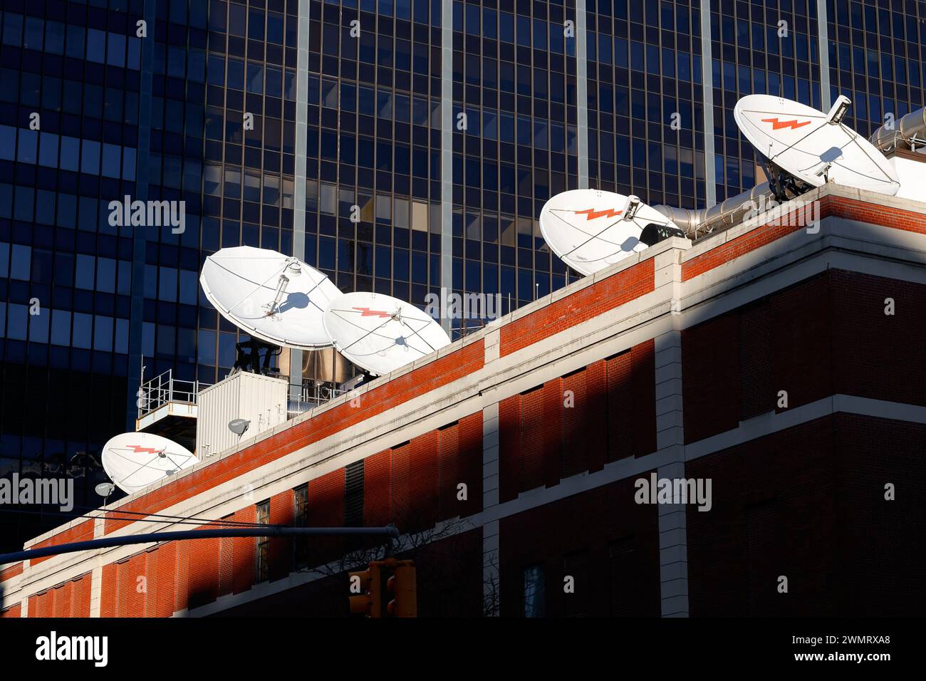 Parabole satellitari in cima all'edificio del CBS Broadcast Center a Midtown Manhattan, New York City. La rete CBS è di proprietà di Paramount Global. Foto Stock