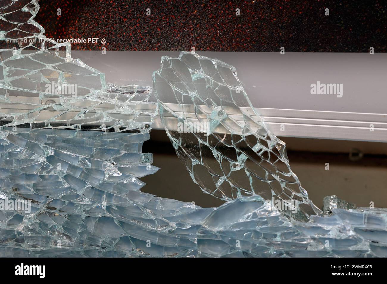 Un pannello di vetro temprato rotto e frantumato. Foto Stock
