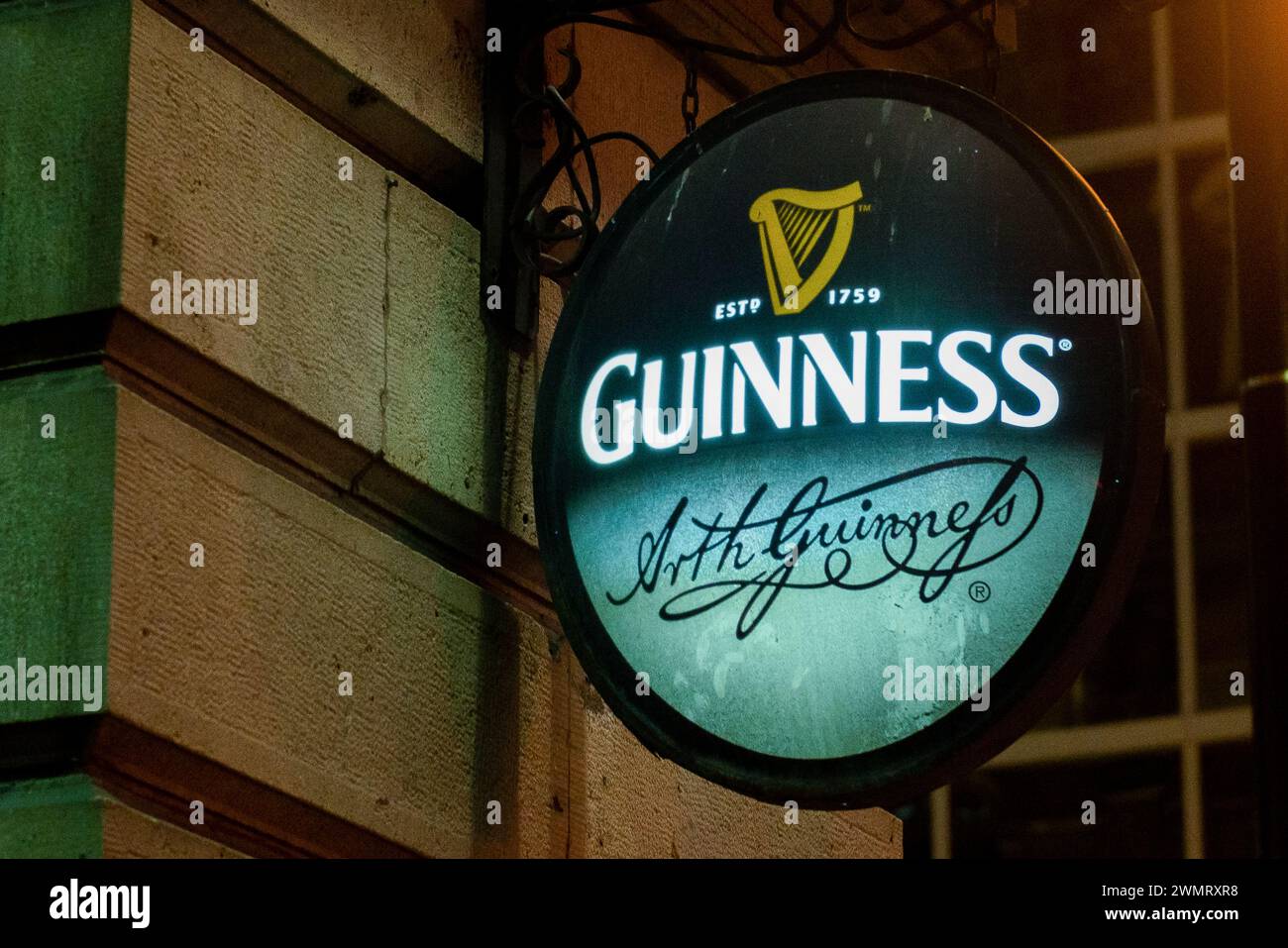 Toronto, ONTARIO, Canada – 5 agosto 2023: Cartello della Guinness Company. È uno dei marchi di alcolici di maggior successo in tutto il mondo Foto Stock