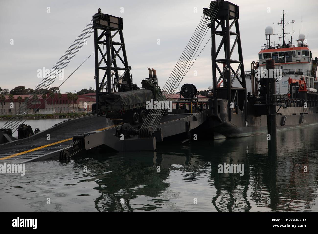 Gli appaltatori civili statunitensi, assegnati allo U.S. Army Combat Capabilities Development Command e al Marine Corp War Fighting Lab, conducono operazioni marittime insieme a partner multinazionali presso Camp Pendleton Airport, California, 24 febbraio 2024. (Foto U.S. Army di PFC. Syrr Parker) PC-C4 è un esperimento congiunto e multinazionale ospitato dall'esercito statunitense che informerà l'integrazione di capacità e formazioni di modernizzazione a più livelli nel futuro ambiente operativo. Foto Stock