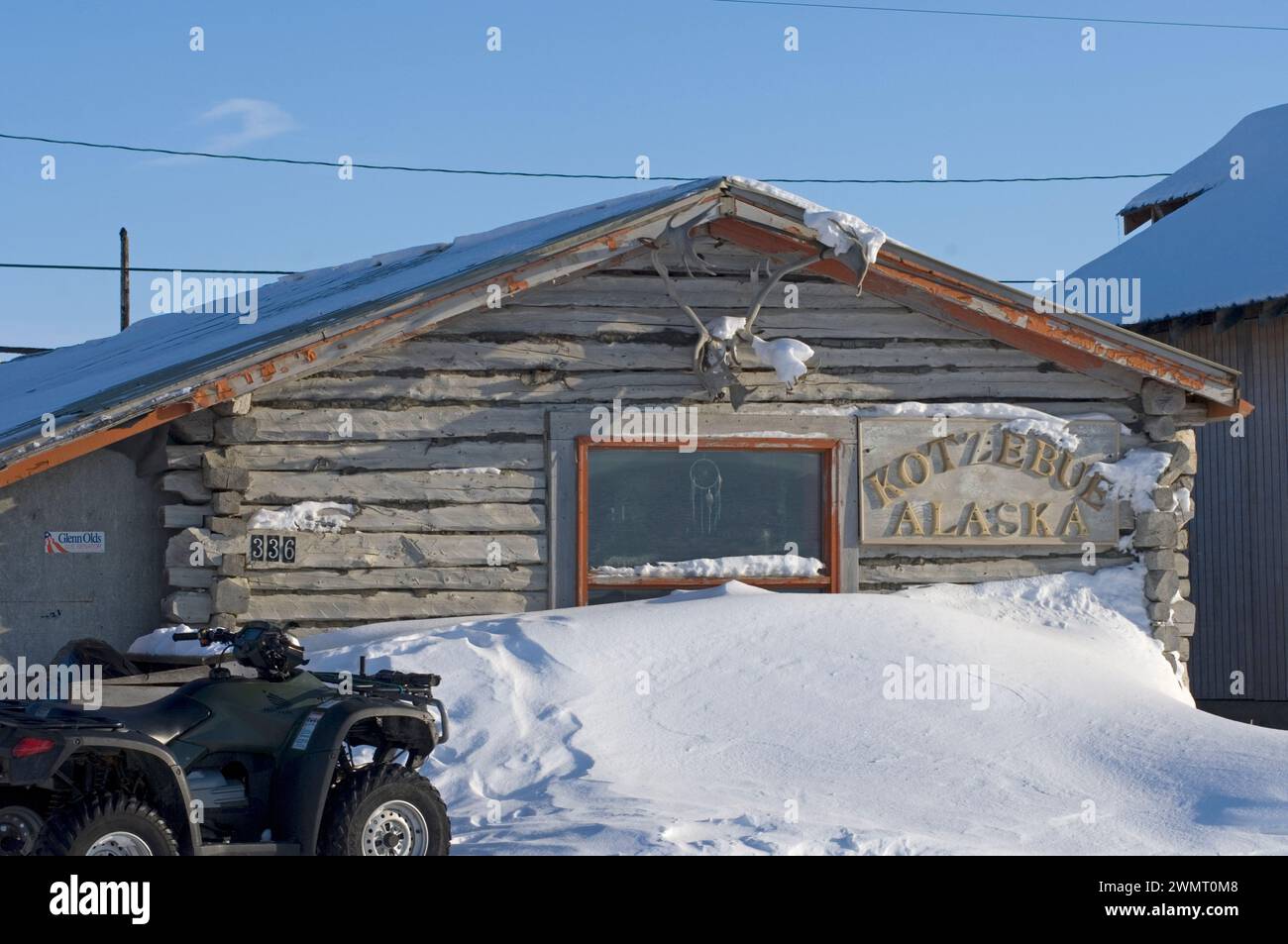 Negozio di articoli da regalo in legno Olld nel villaggio di Kotzebue, nell'Alaska artica nord-occidentale Foto Stock