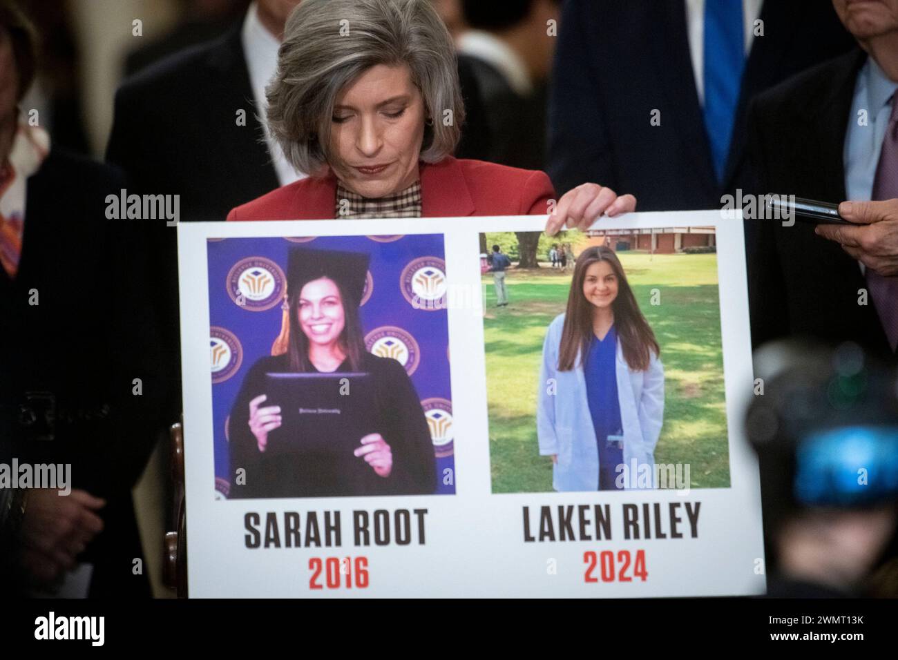 Washington, Vereinigte Staaten. 27 febbraio 2024. Il senatore degli Stati Uniti Joni Ernst (repubblicano dell'Iowa) tiene un poster con le foto delle vittime dell'omicidio Sarah Root e Laken Riley durante una conferenza stampa a seguito del pranzo politico repubblicano del Senato nel corridoio dell'Ohio Clock presso il Campidoglio degli Stati Uniti a Washington, DC, martedì 27 febbraio 2024. Credito: Rod Lamkey/CNP/dpa/Alamy Live News Foto Stock