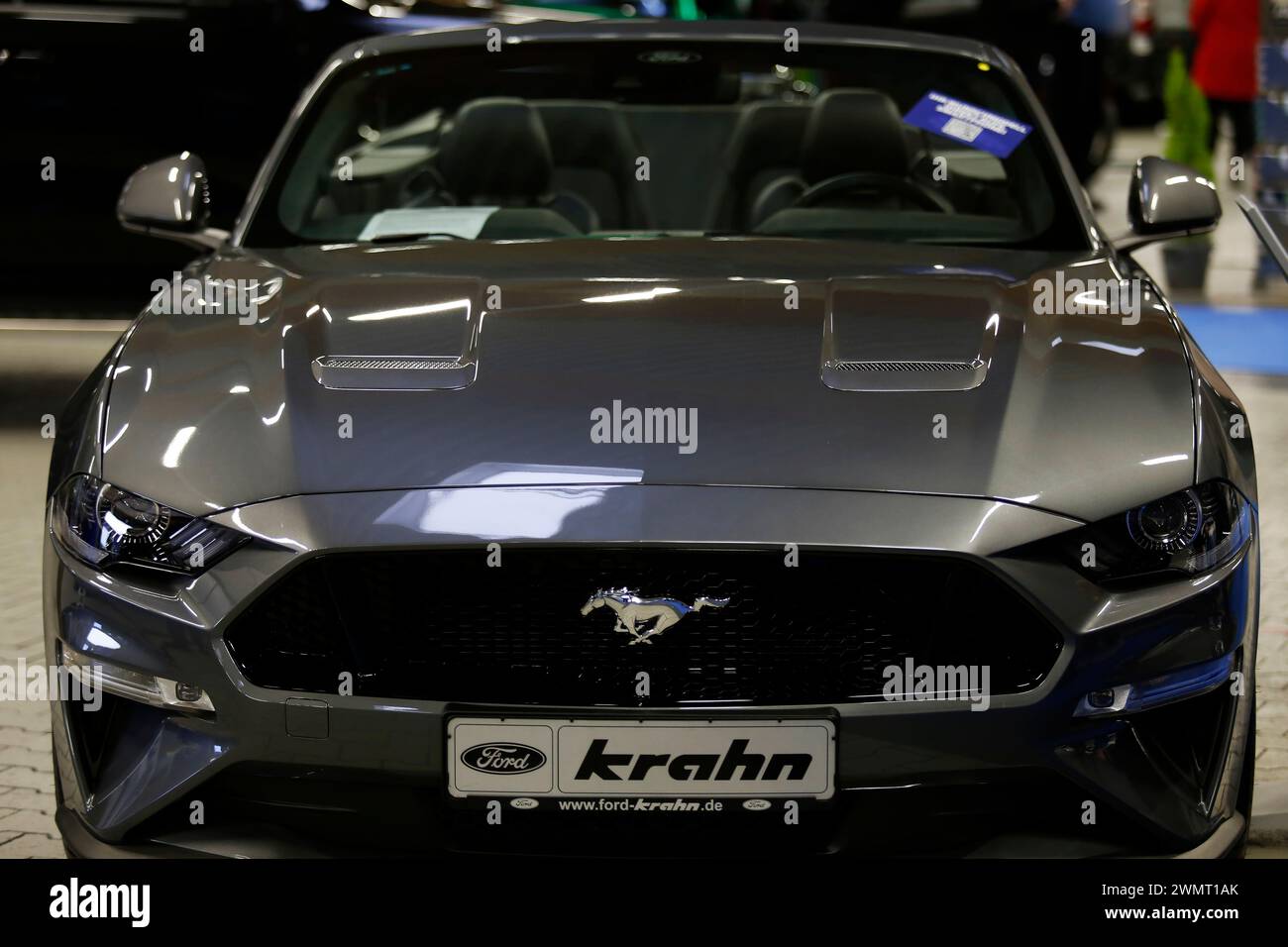 Giessen, Germania. 25 febbraio 2024. Ford Mustang visto durante la mostra automobilistica a Giessen Hessenhallen. (Foto di Mohammad Javad Abjoushak/SOPA Images/Sipa USA) credito: SIPA USA/Alamy Live News Foto Stock