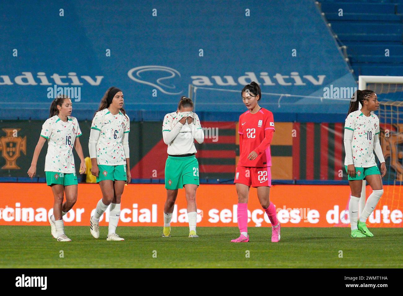 Estoril, Portogallo. 27 febbraio 2024. Jessica Silva (R), Andreia Faria (L), Andreia Jacinto (L), Telma Encarnacao del Portogallo (C) e Lee Eun-Young della Corea del Sud (C) in azione durante l'WomenÕs amichevole di calcio tra Portogallo e Corea del Sud all'Estadio Antonio Coimbra da Mota. Punteggio finale: Portogallo 5:1 Corea del Sud crediti: SOPA Images Limited/Alamy Live News Foto Stock