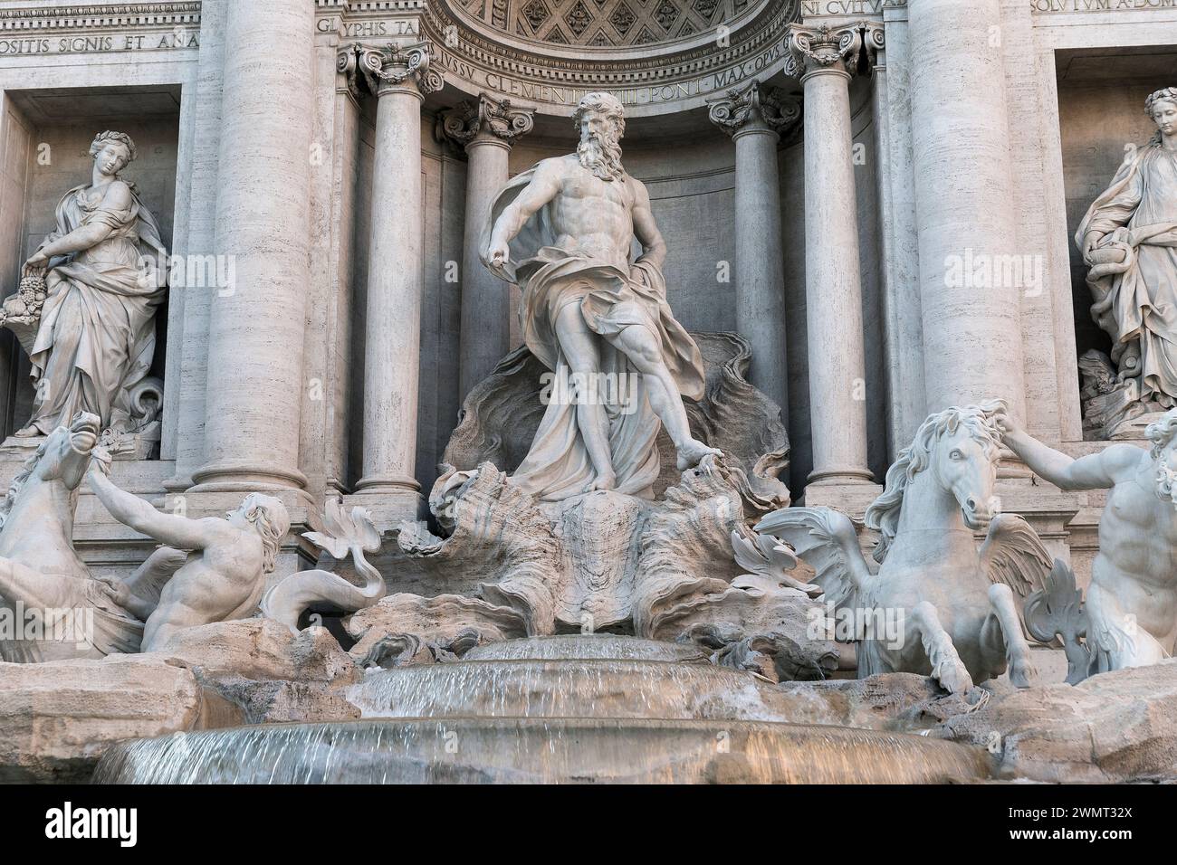 Bellissimi "punti di vista" della Fontana di Trevi a Roma, provincia del Lazio, Italia. Foto Stock