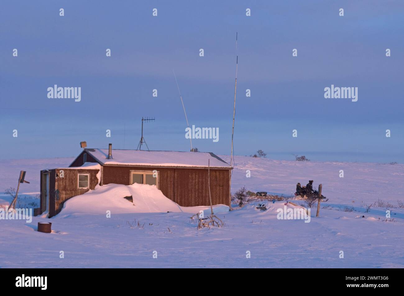 Casa in baita appena fuori dal villaggio di Kotzebue al tramonto nell'Alaska artica nord-occidentale Foto Stock