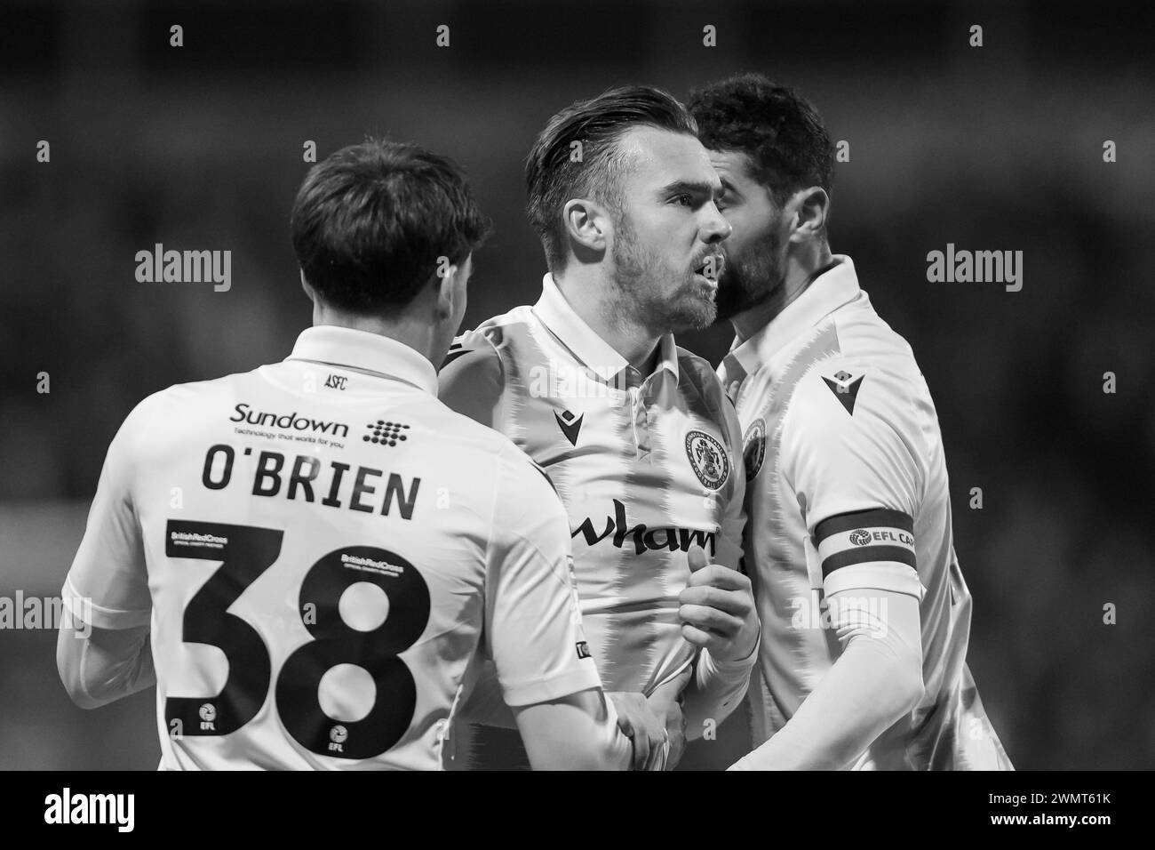 Walsall, Regno Unito. 27 febbraio 2024. Il numero 38 di Accrington, Connor o'Brien si congratula con Jack Nolan durante la partita EFL Sky Bet League 2 tra Walsall e Accrington Stanley al Banks's Stadium, Walsall, Inghilterra, il 27 febbraio 2024. Foto di Stuart Leggett. Solo per uso editoriale, licenza richiesta per uso commerciale. Non utilizzare in scommesse, giochi o pubblicazioni di singoli club/campionato/giocatori. Crediti: UK Sports Pics Ltd/Alamy Live News Foto Stock